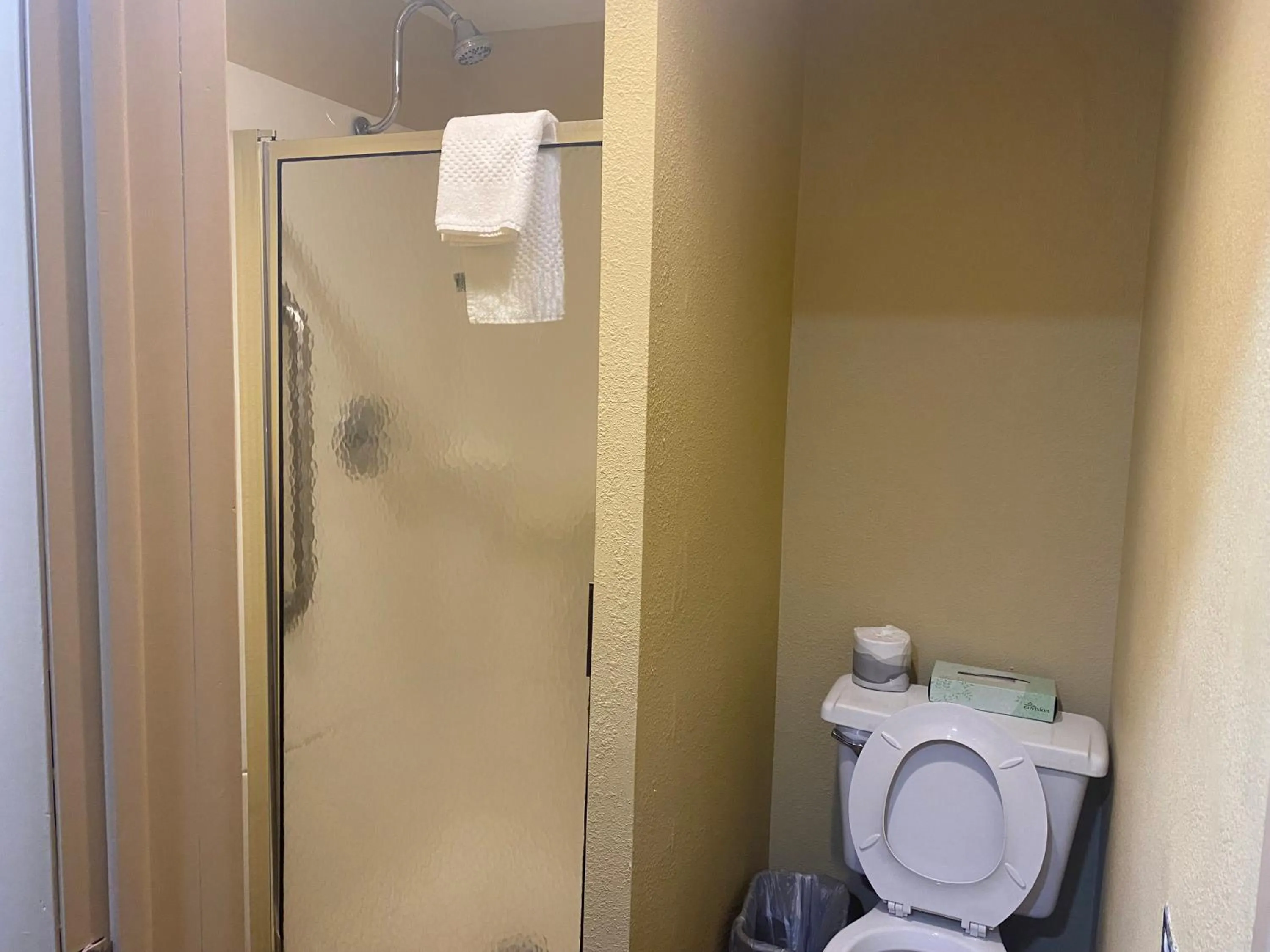 Shower in Suburban Studios Buffalo Airport