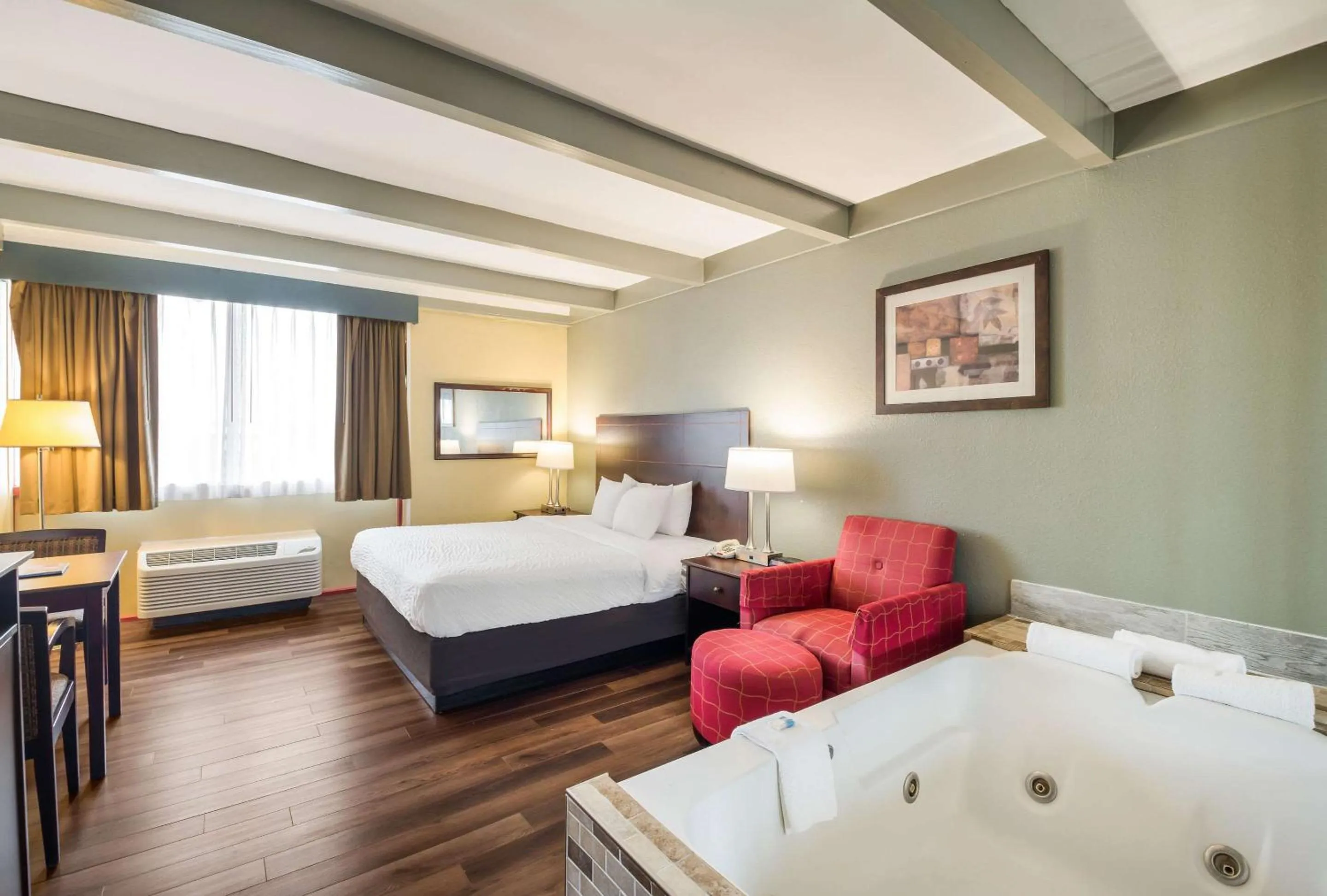 Photo of the whole room in Suburban Studios Buffalo Airport