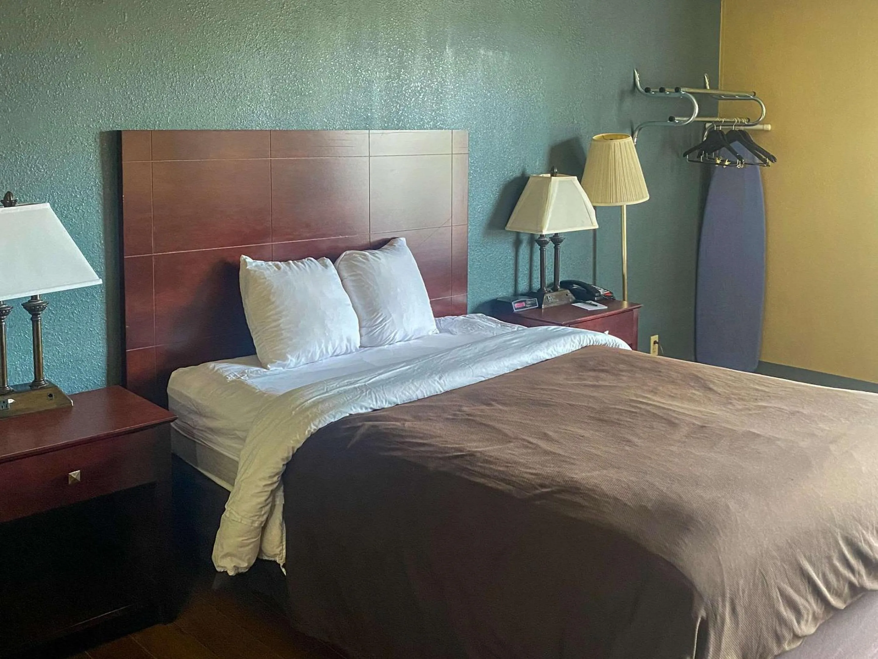 Bedroom in Suburban Studios Buffalo Airport