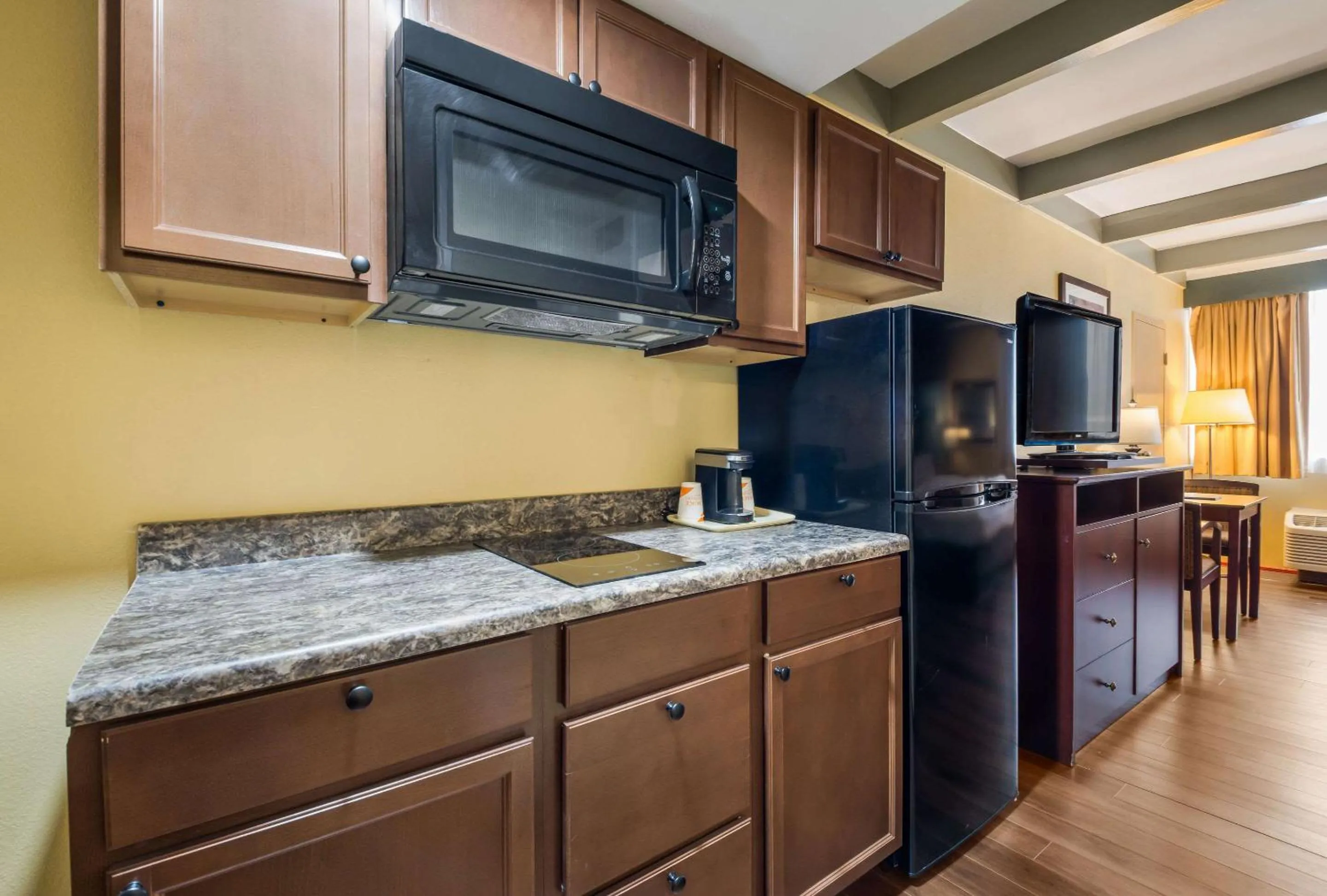 Photo of the whole room in Suburban Studios Buffalo Airport