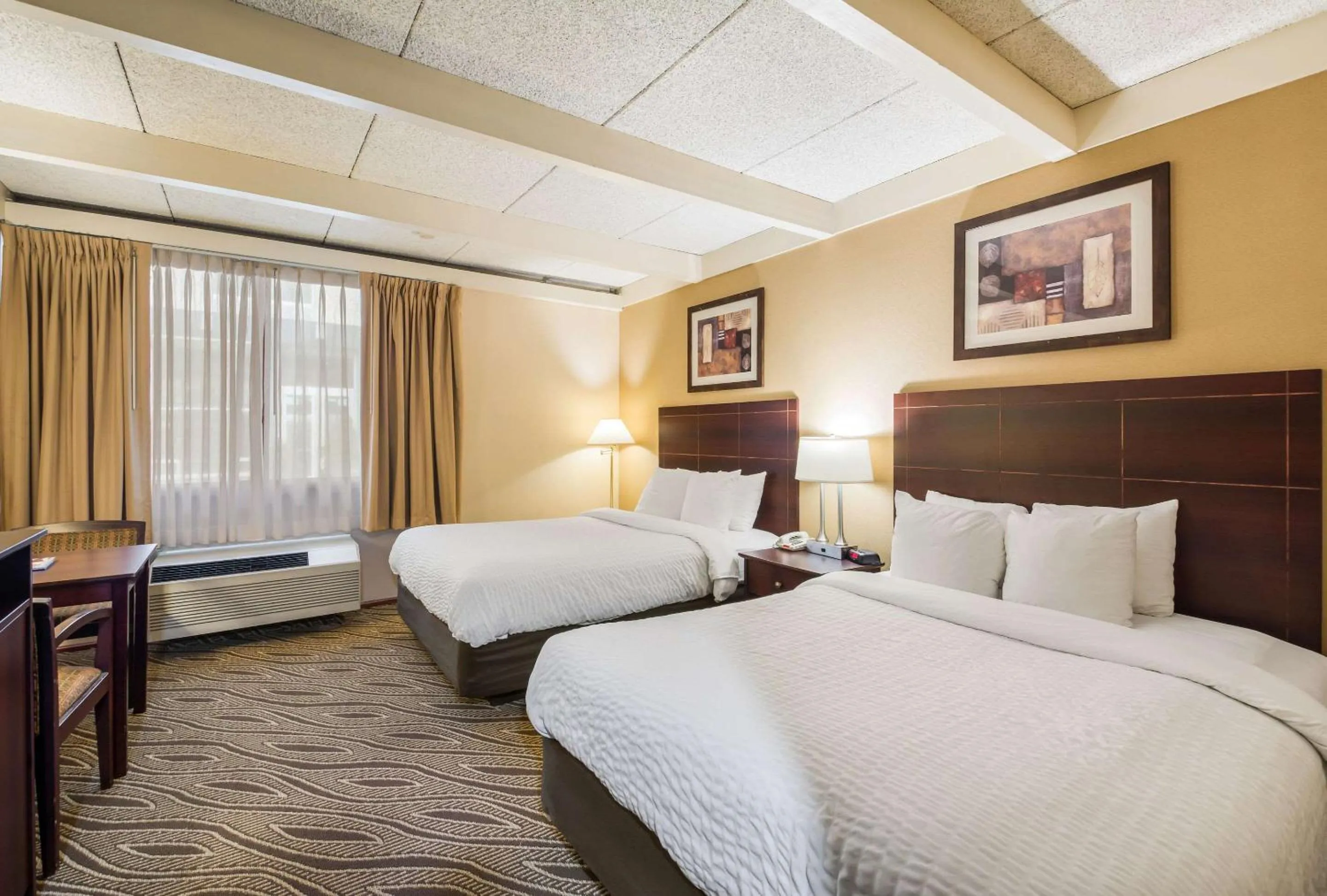 Photo of the whole room in Suburban Studios Buffalo Airport