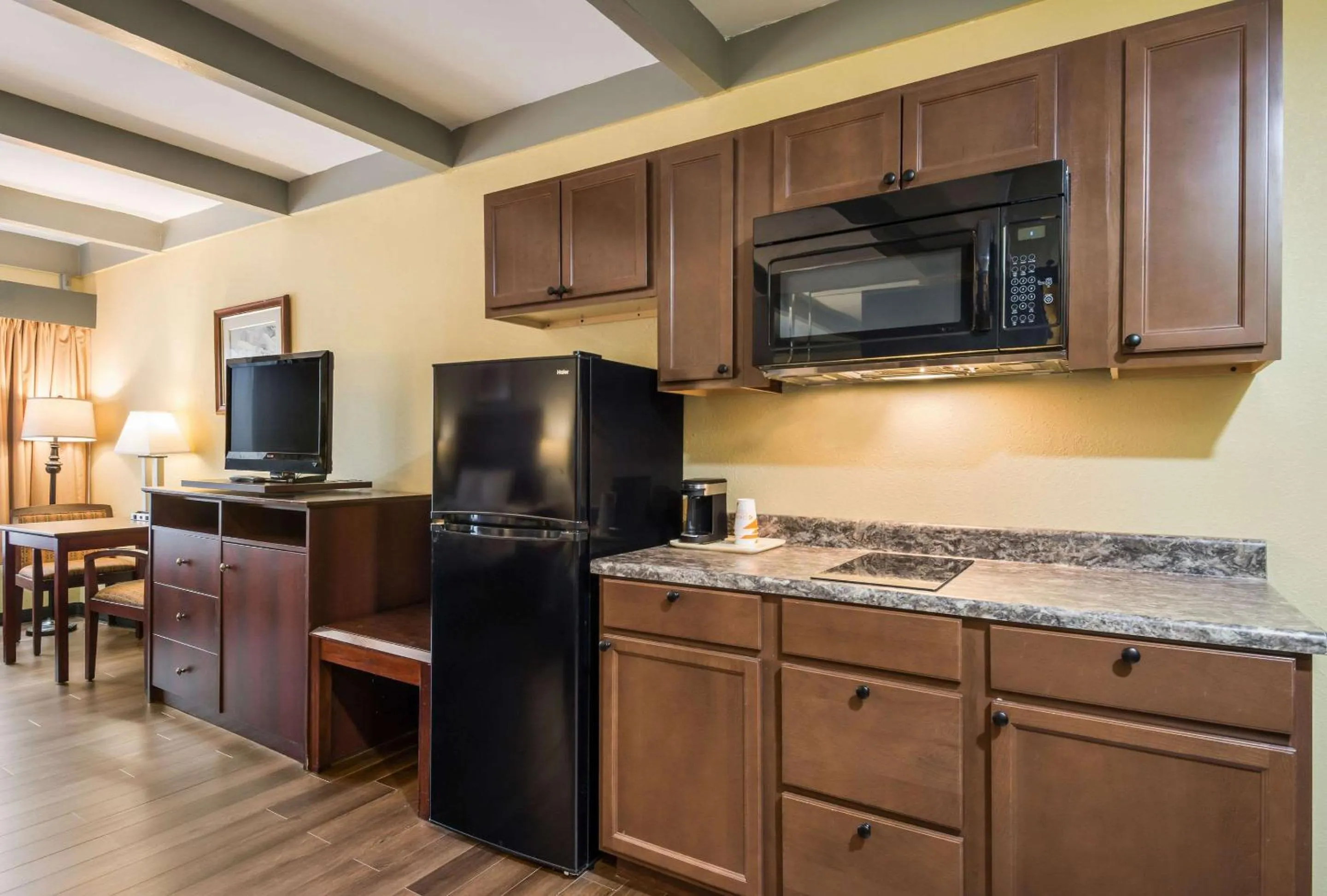 Photo of the whole room in Suburban Studios Buffalo Airport