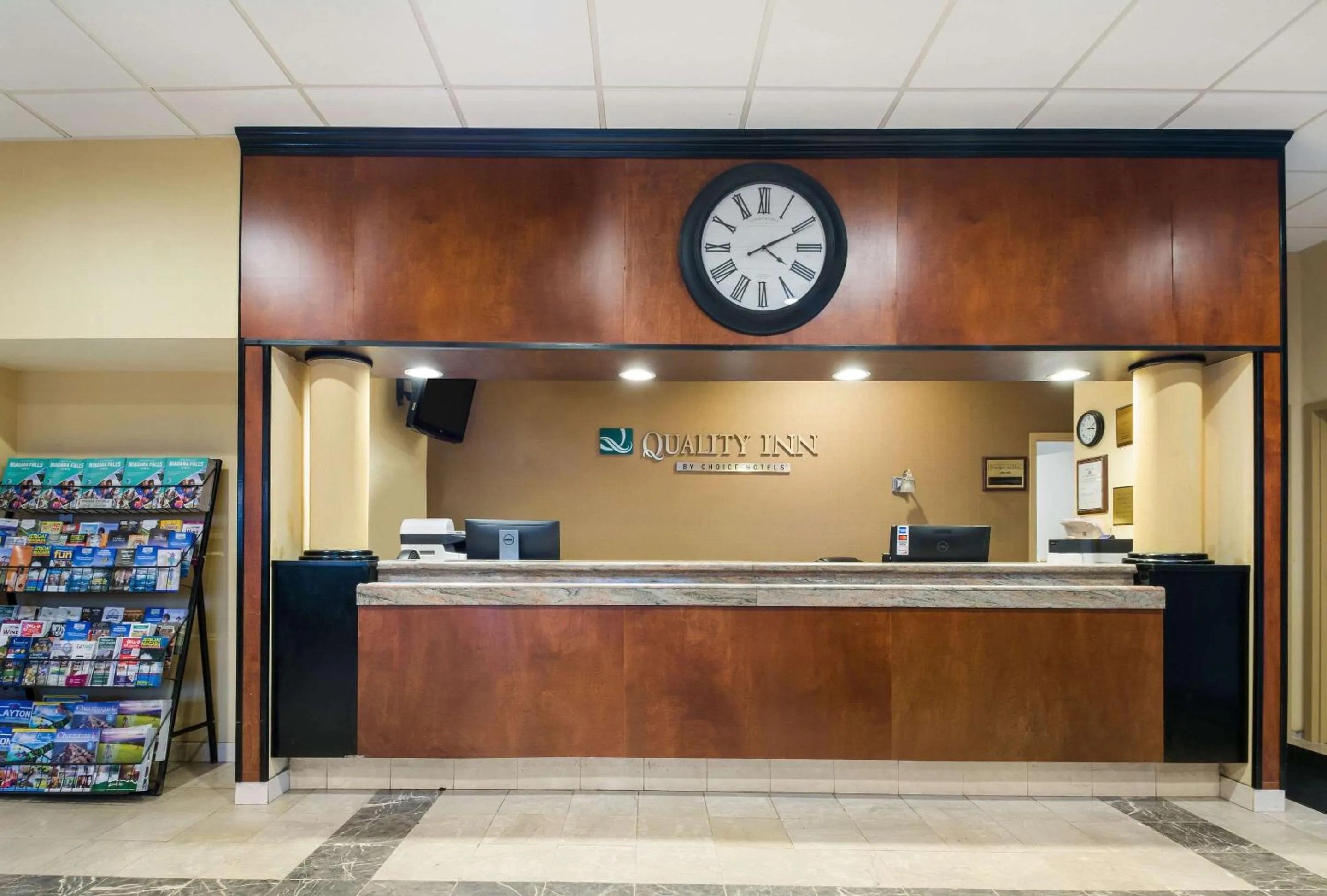 Lobby or reception in Suburban Studios Buffalo Airport