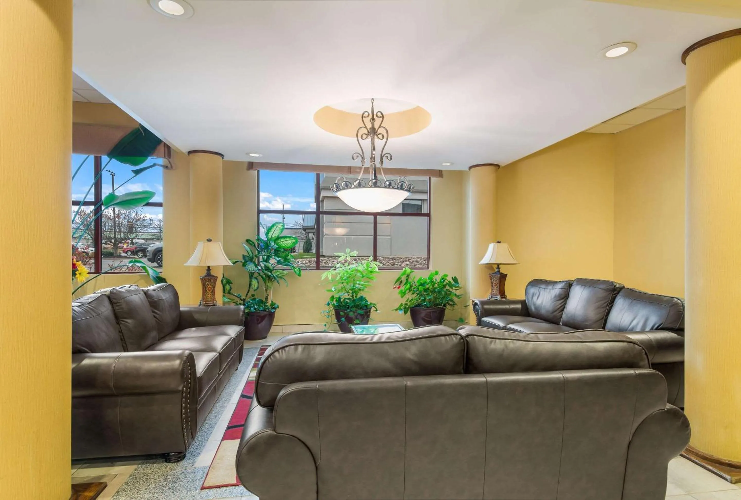 Lobby or reception in Suburban Studios Buffalo Airport