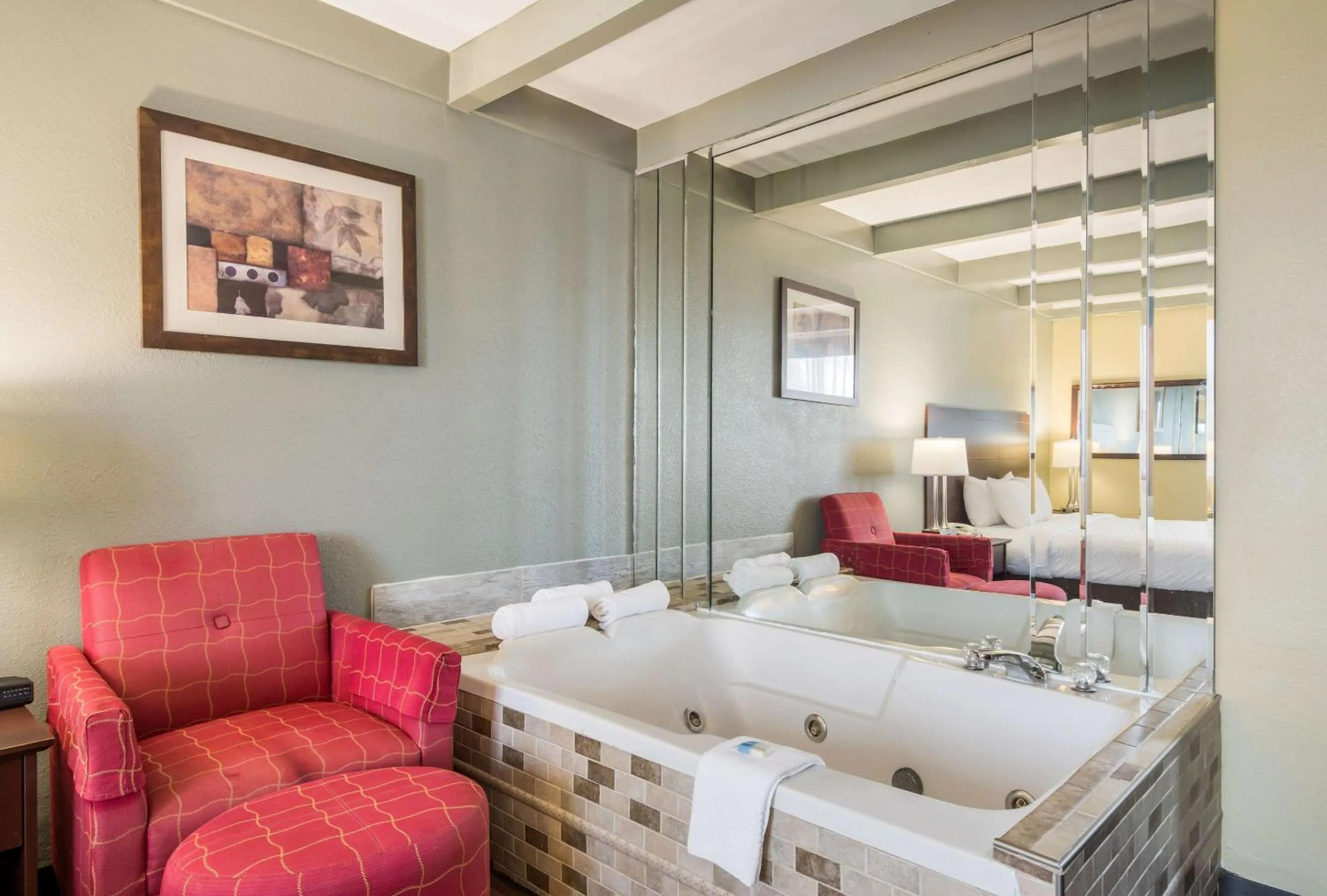 Photo of the whole room in Suburban Studios Buffalo Airport