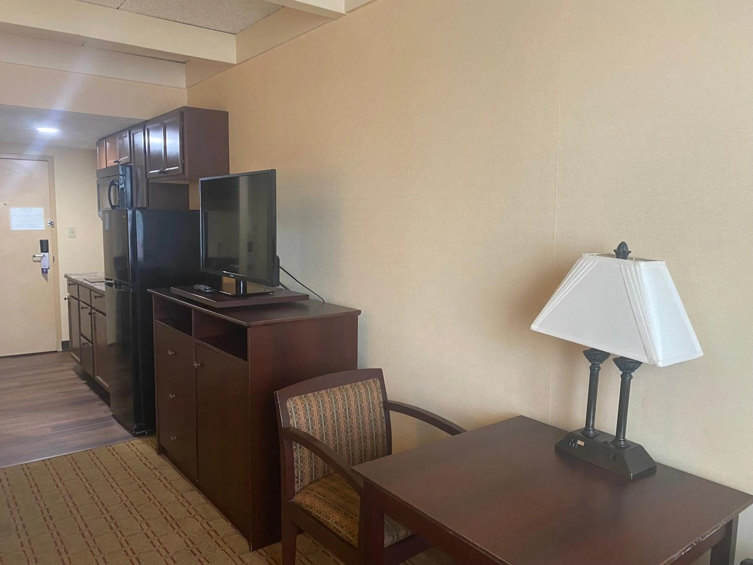 Kitchen or kitchenette in Suburban Studios Buffalo Airport