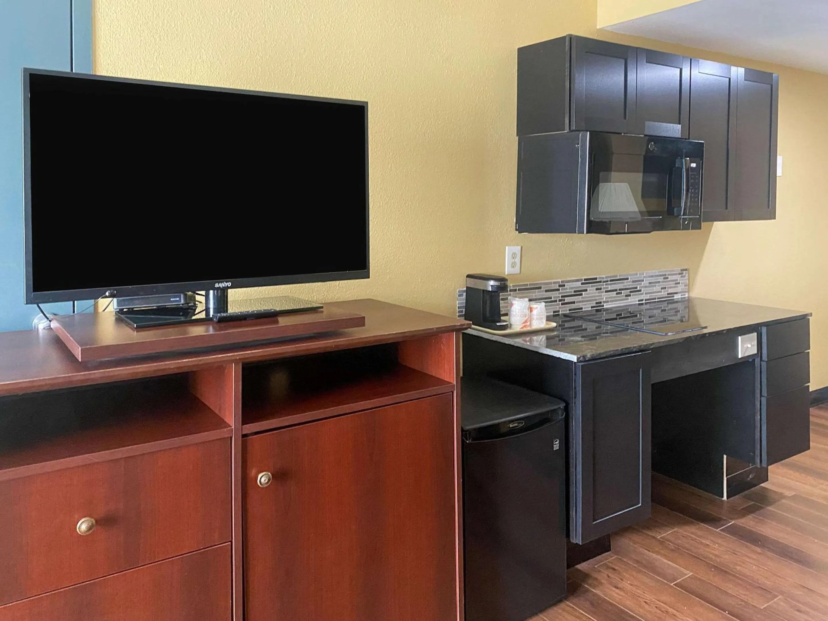 Bedroom in Suburban Studios Buffalo Airport