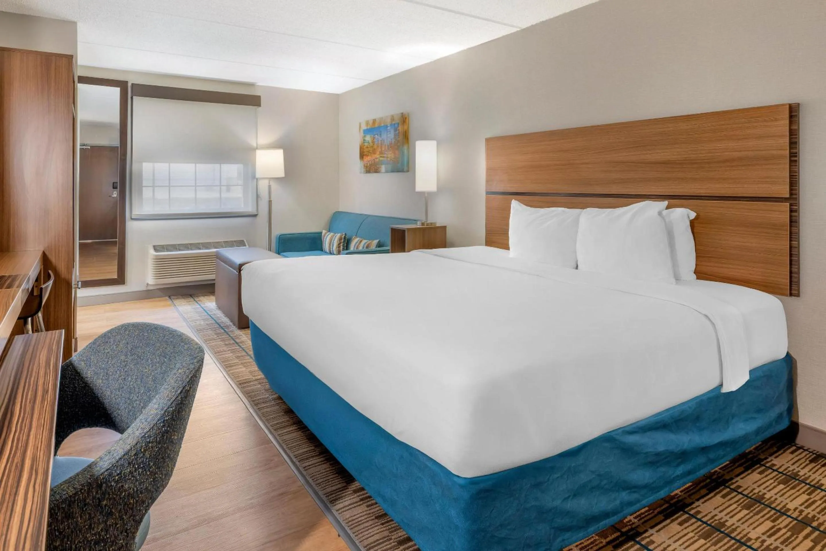 Bedroom, Bed in MainStay Suites Oakbrook Terrace - Chicago