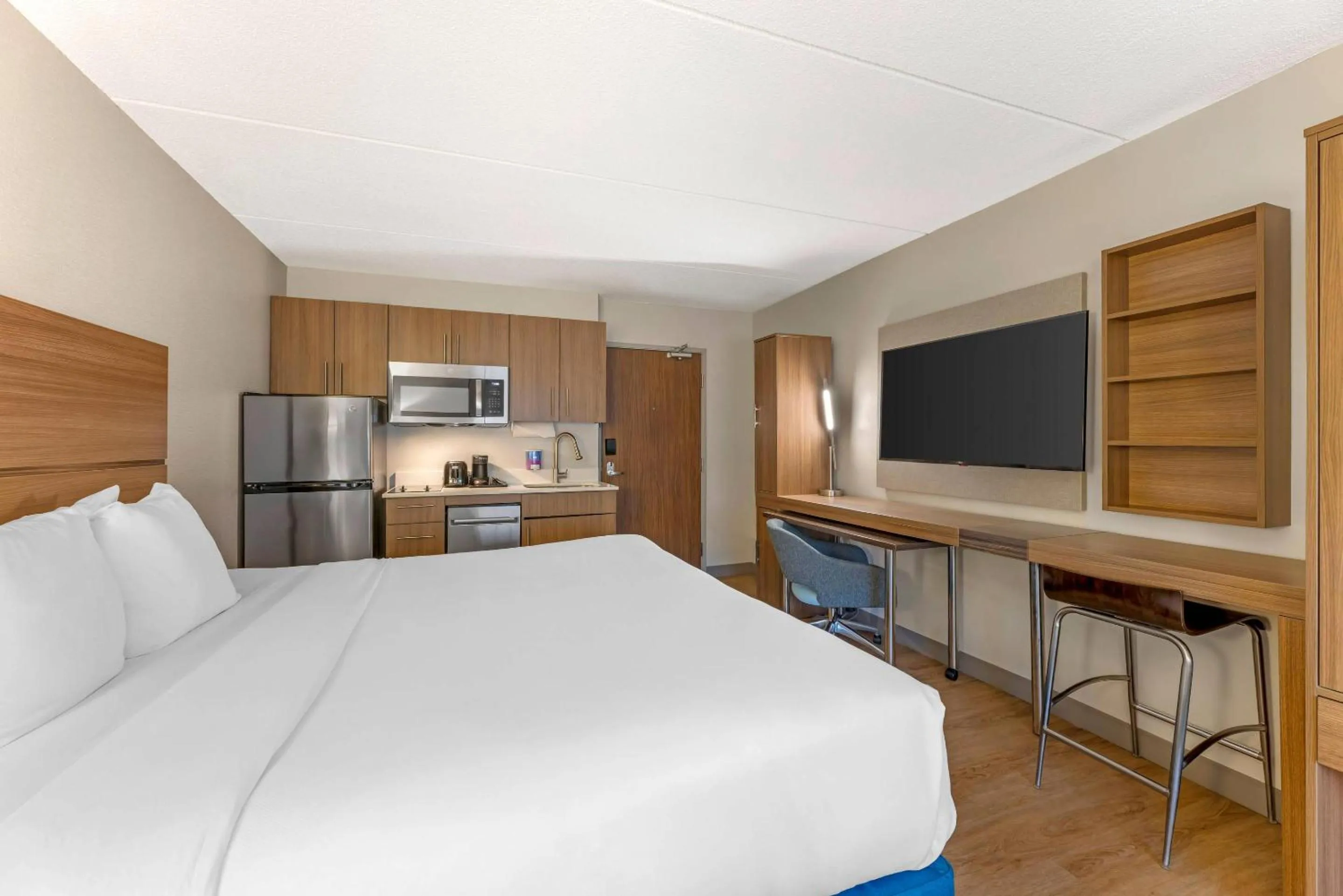 Bedroom, Bed in MainStay Suites Oakbrook Terrace - Chicago