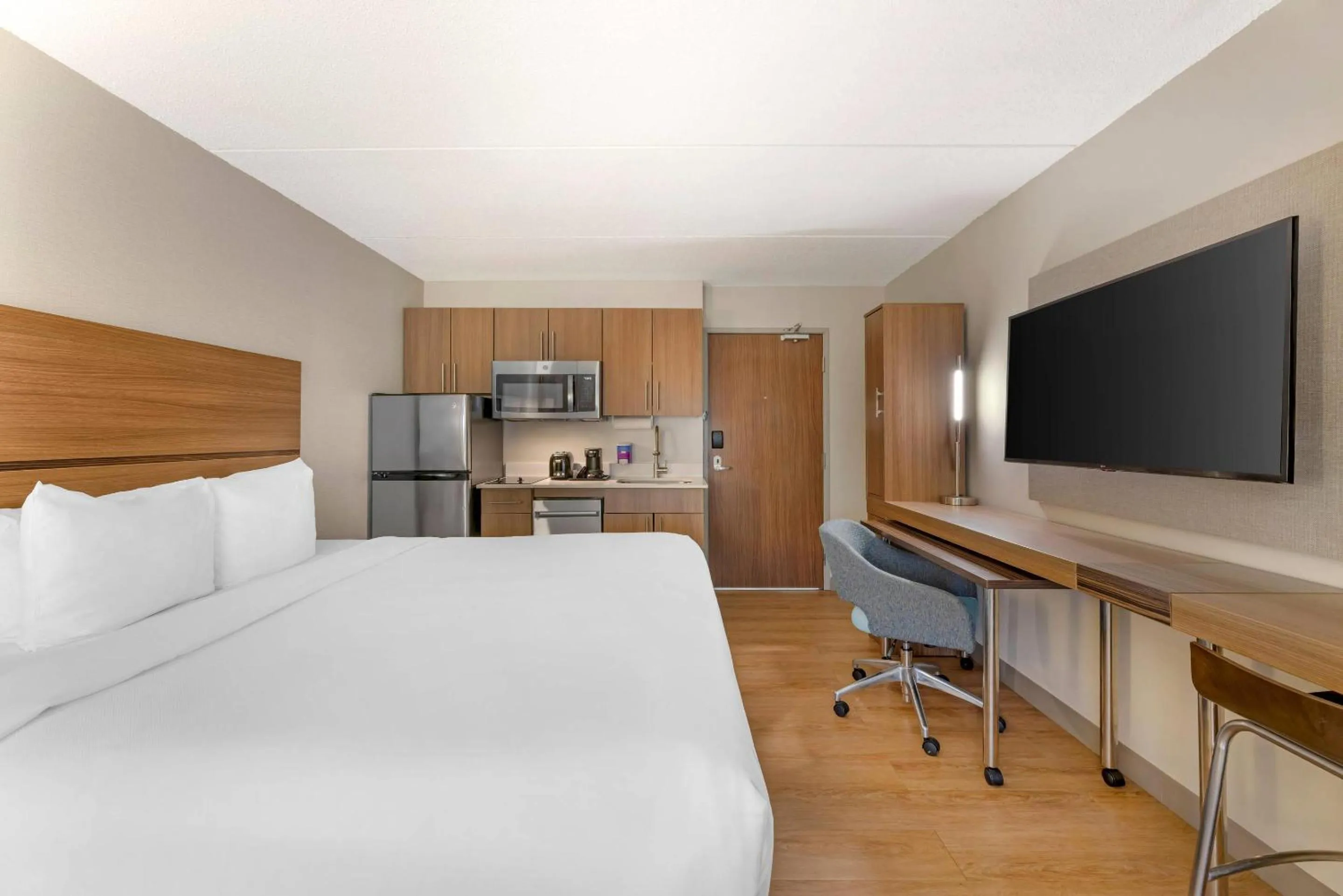 Bedroom, Bed in MainStay Suites Oakbrook Terrace - Chicago