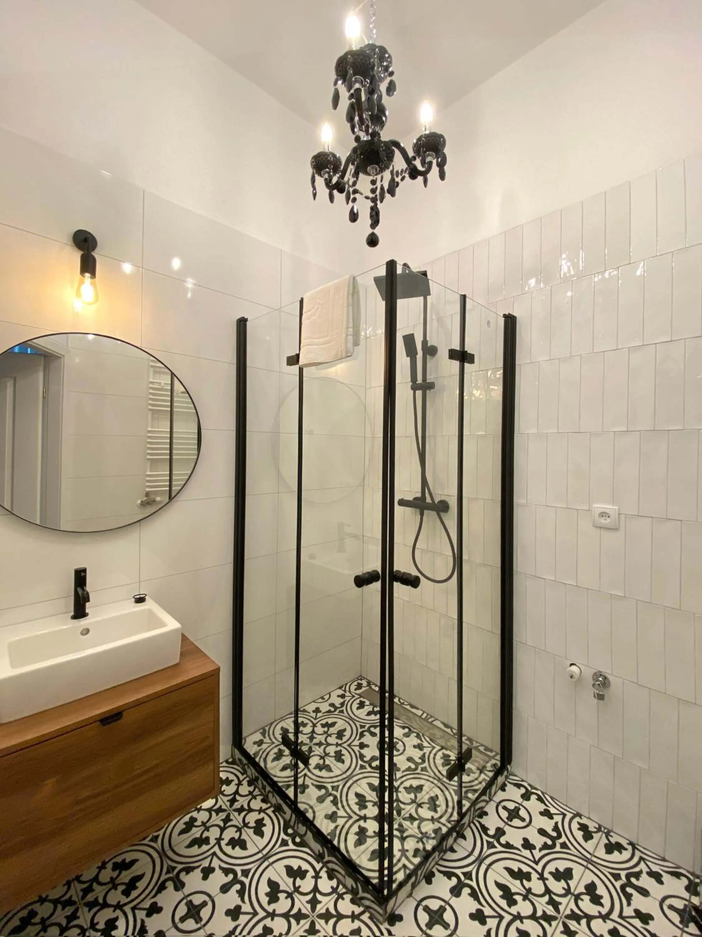 Shower in Starowiślna 41-43 by PI Apartments