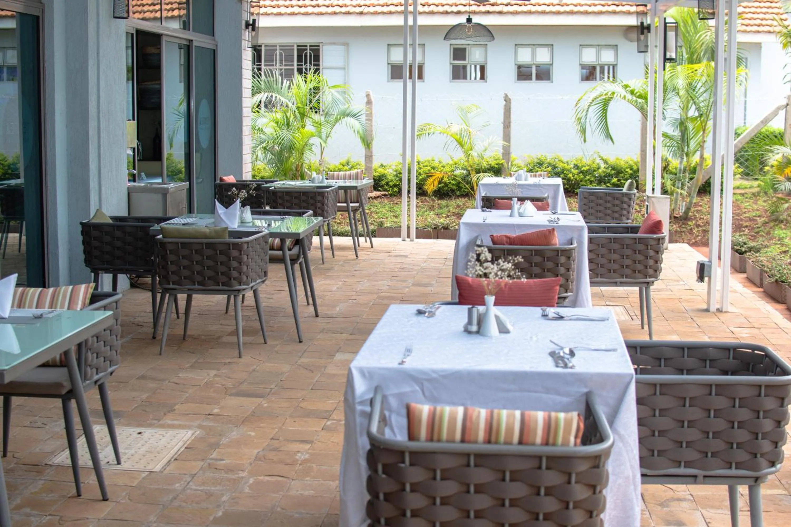 Restaurant/places to eat in Ulwazi Place Hotel by Trianum