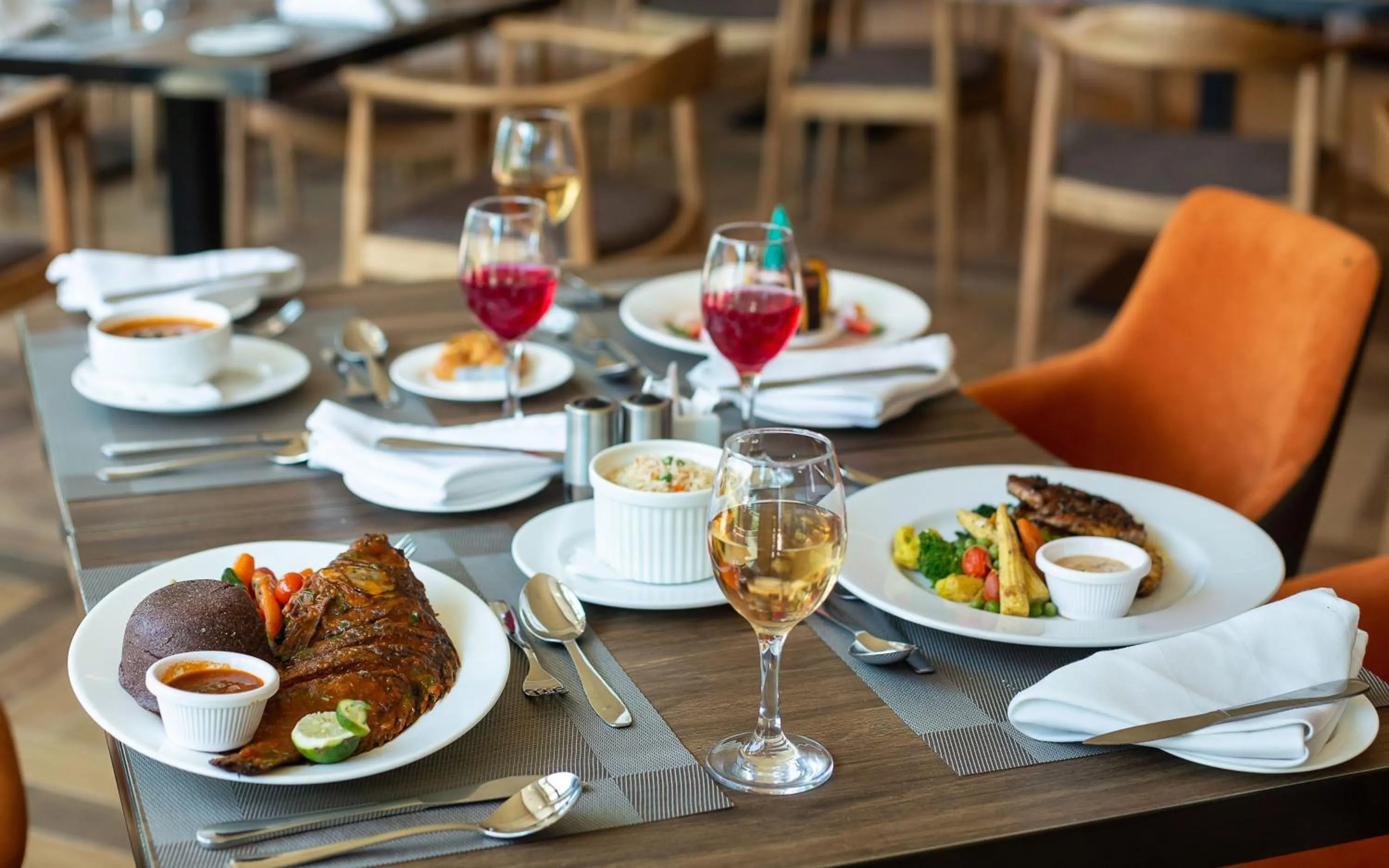 Restaurant/places to eat in Ulwazi Place Hotel by Trianum