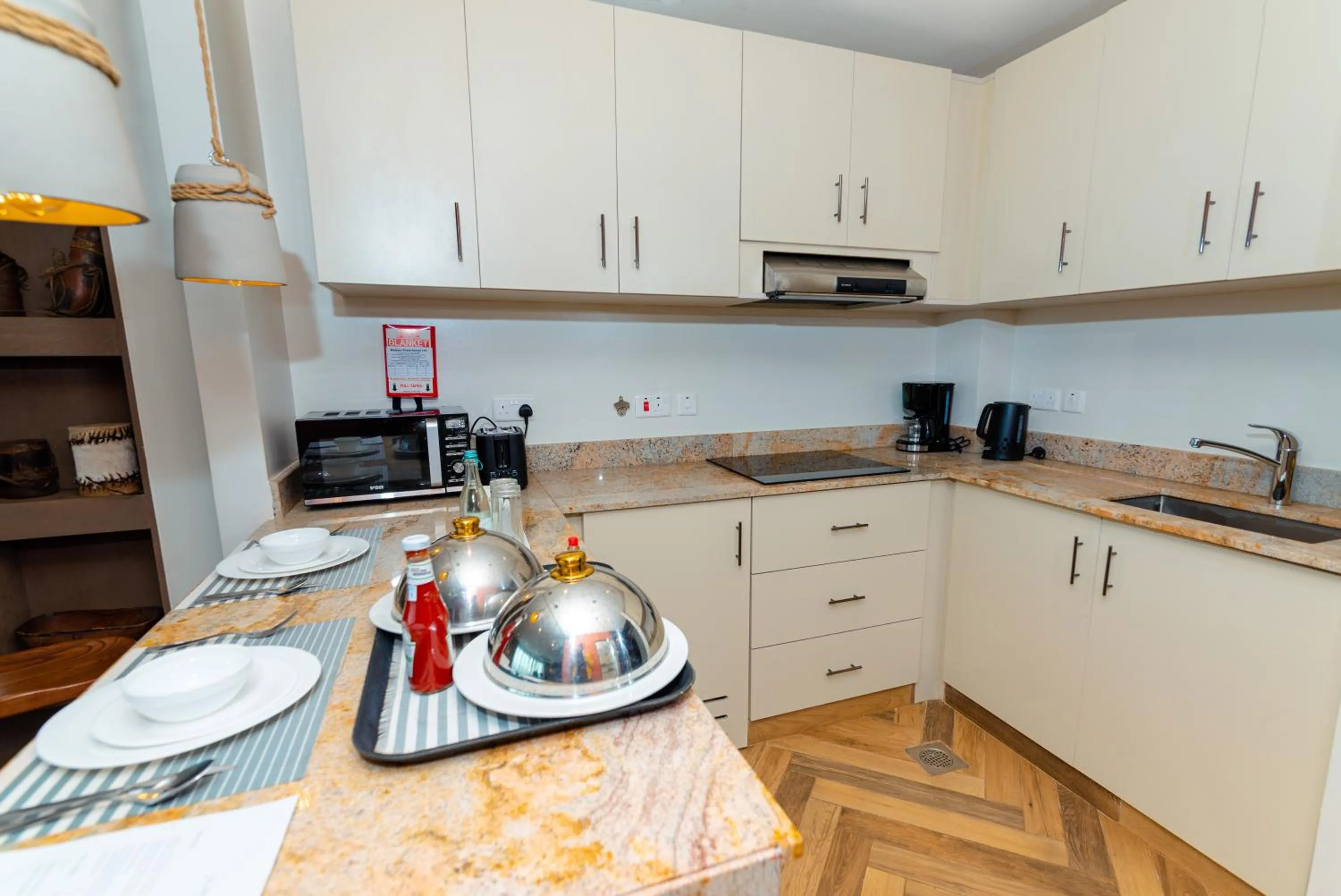 Kitchen or kitchenette in Ulwazi Place Hotel by Trianum