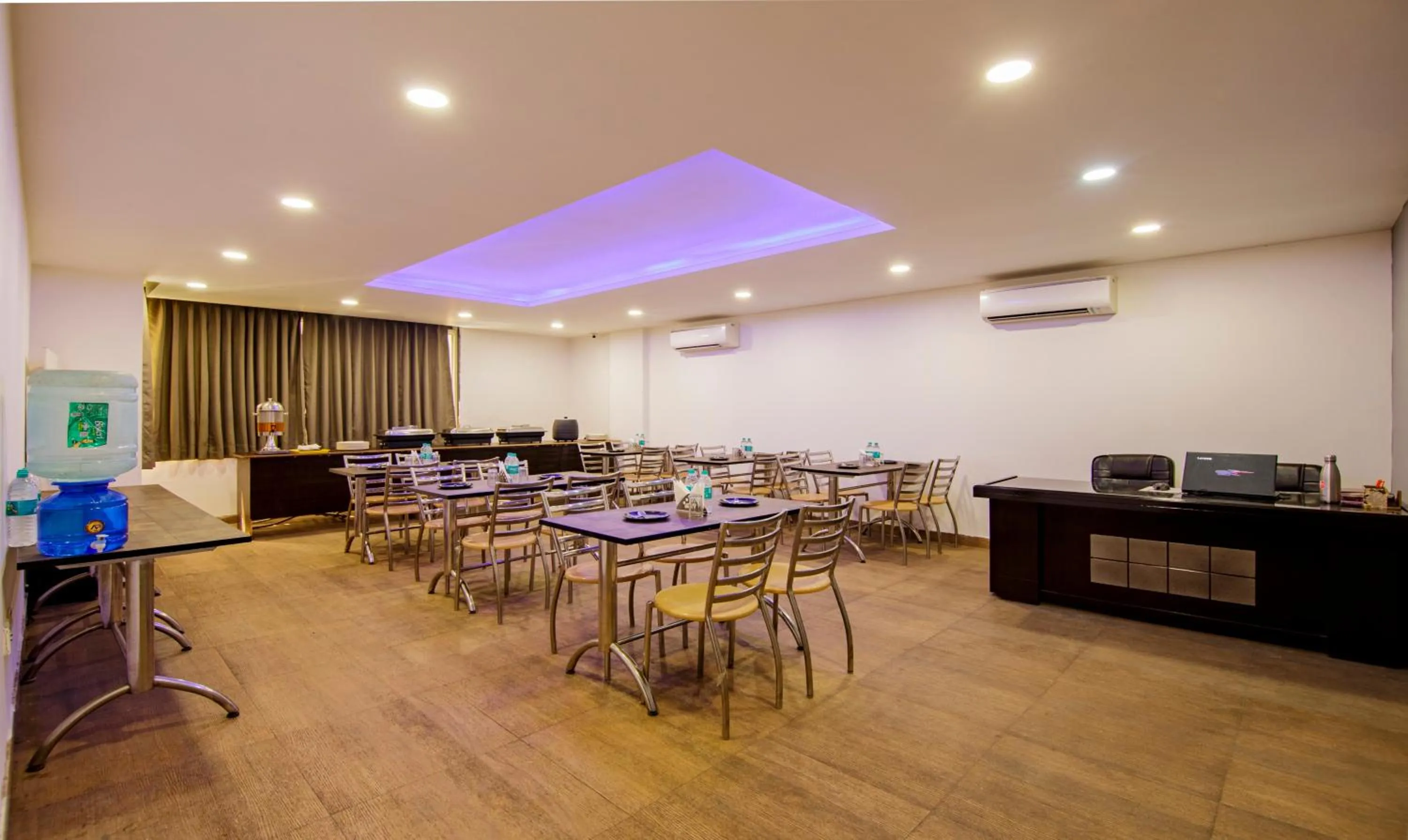 Restaurant/places to eat in Treebo Noida Express
