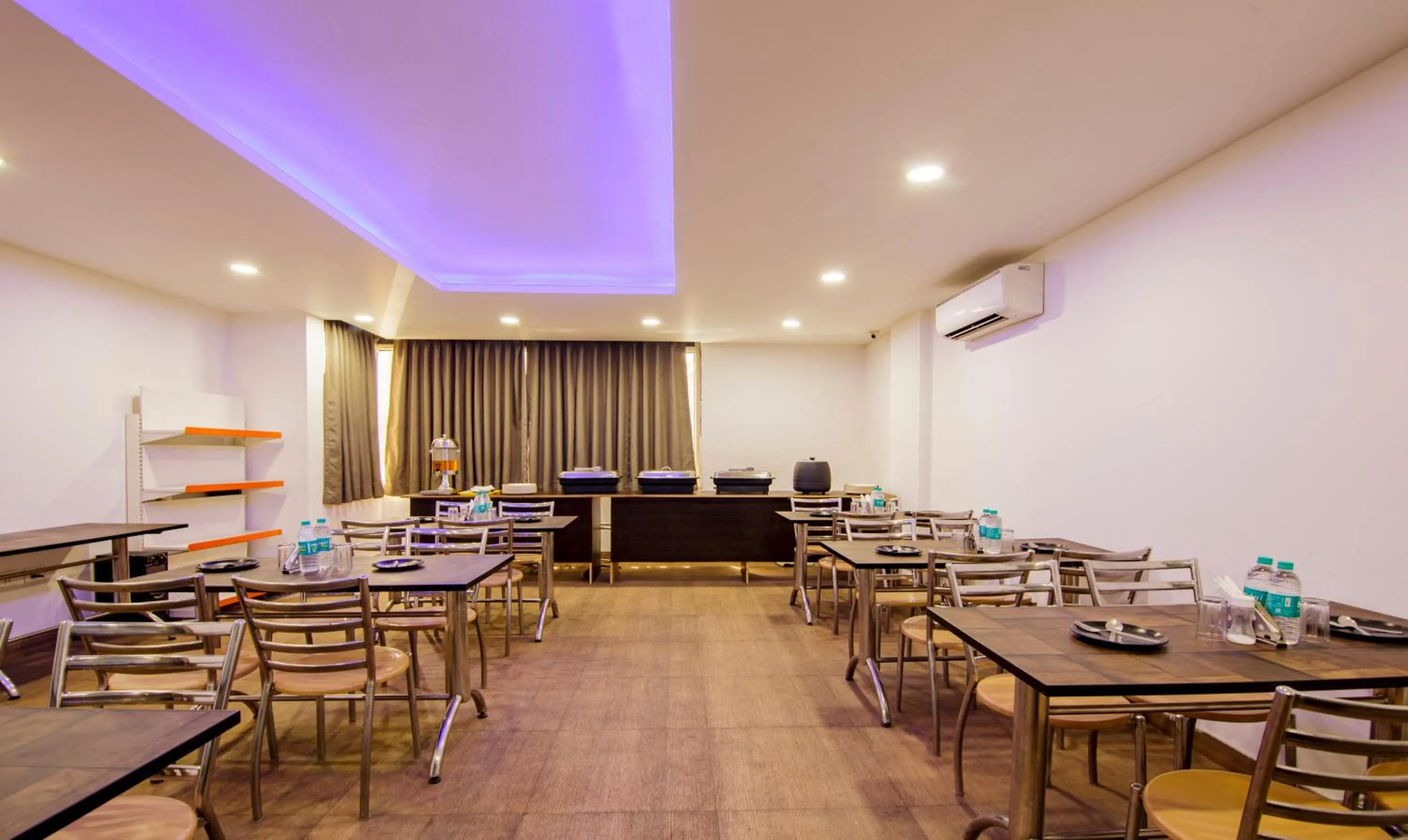 Dining area in Treebo Noida Express