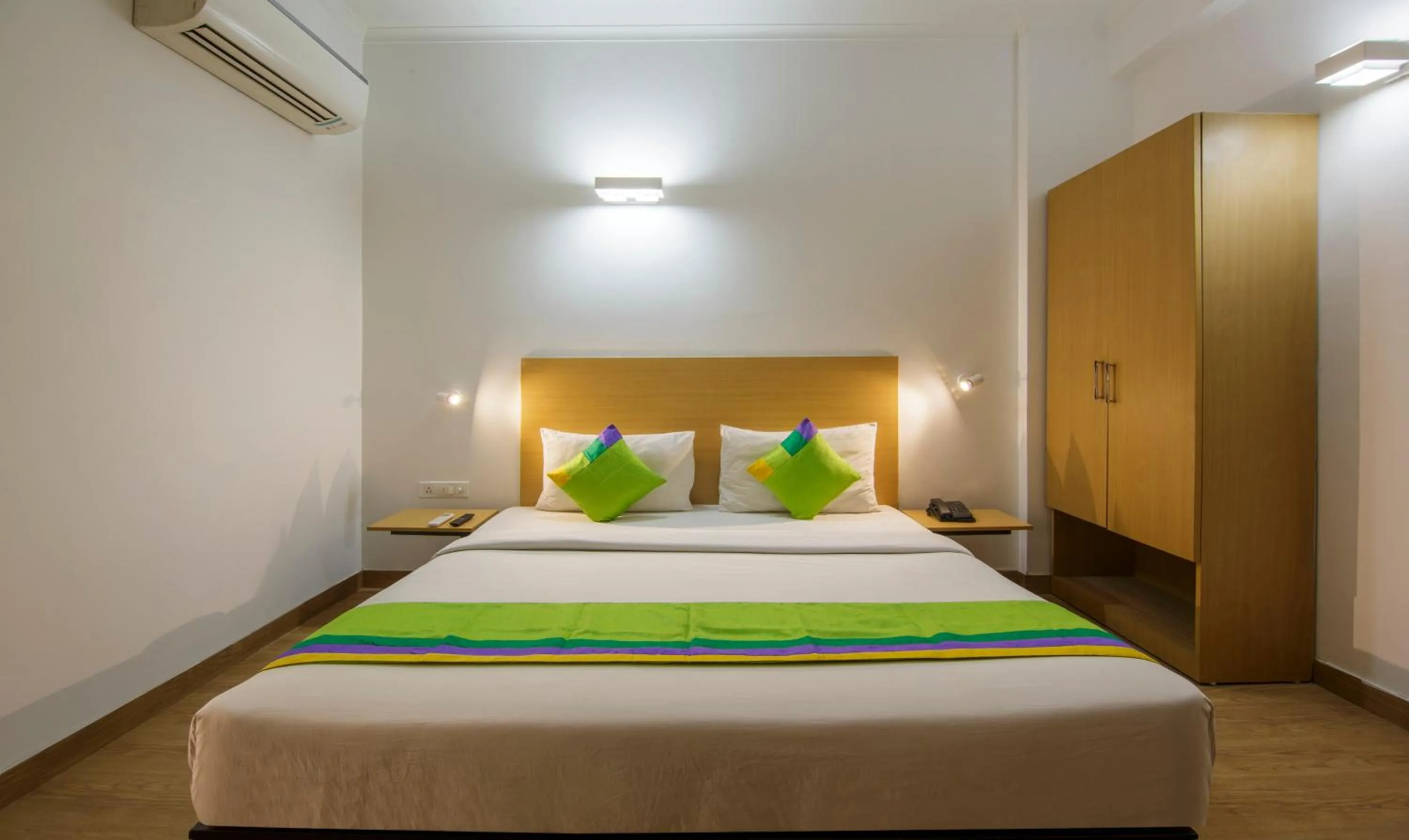 Bed in Treebo Noida Express