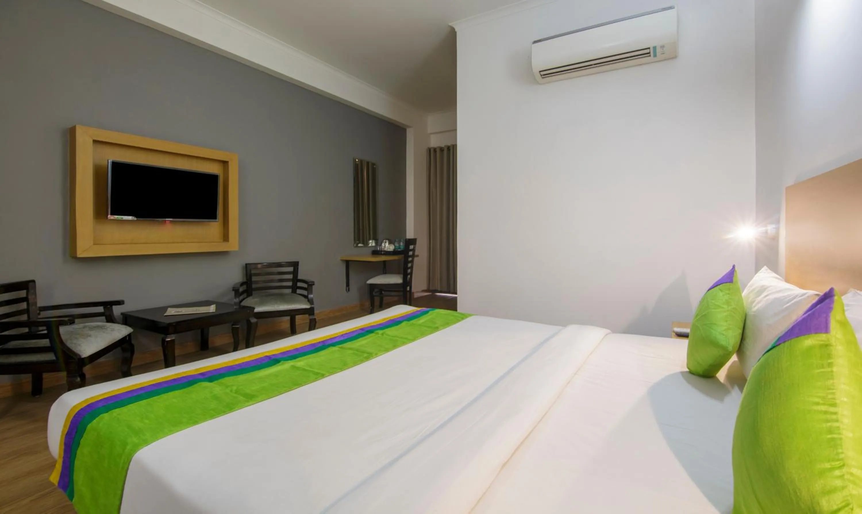 Bed in Treebo Noida Express