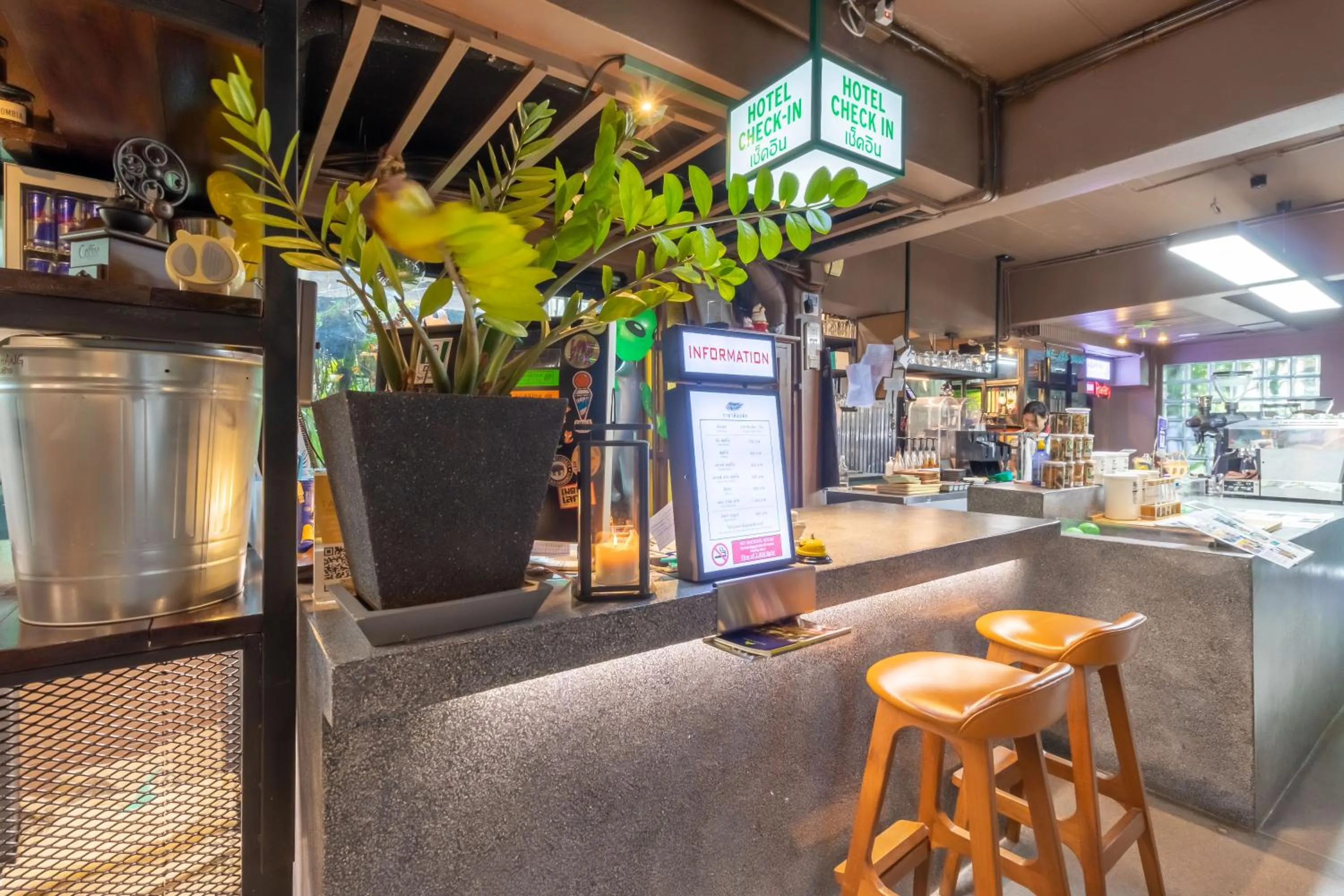 Restaurant/places to eat in The Palm Hotel