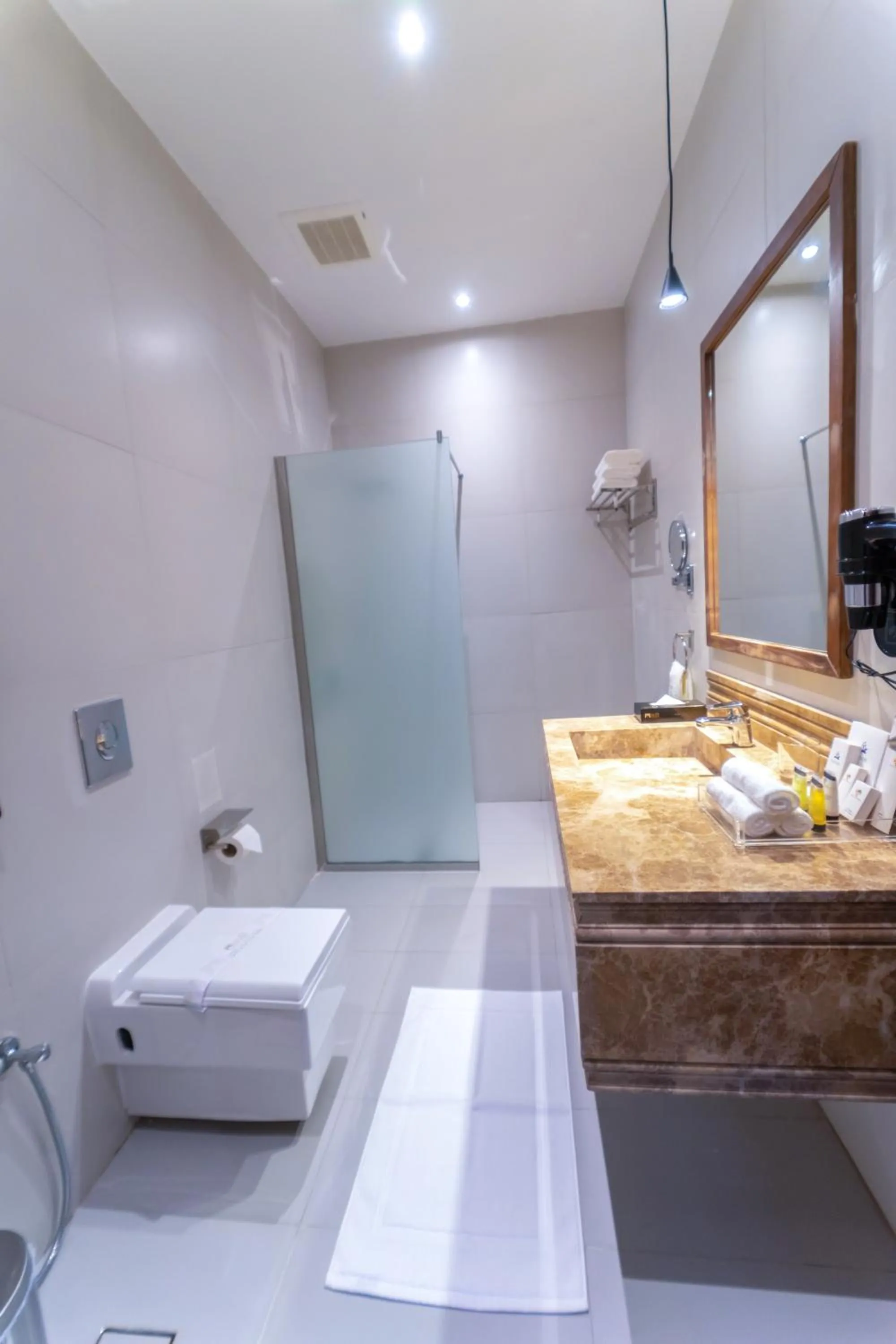 Bathroom, Bed in The Gate Hotel and Apartments