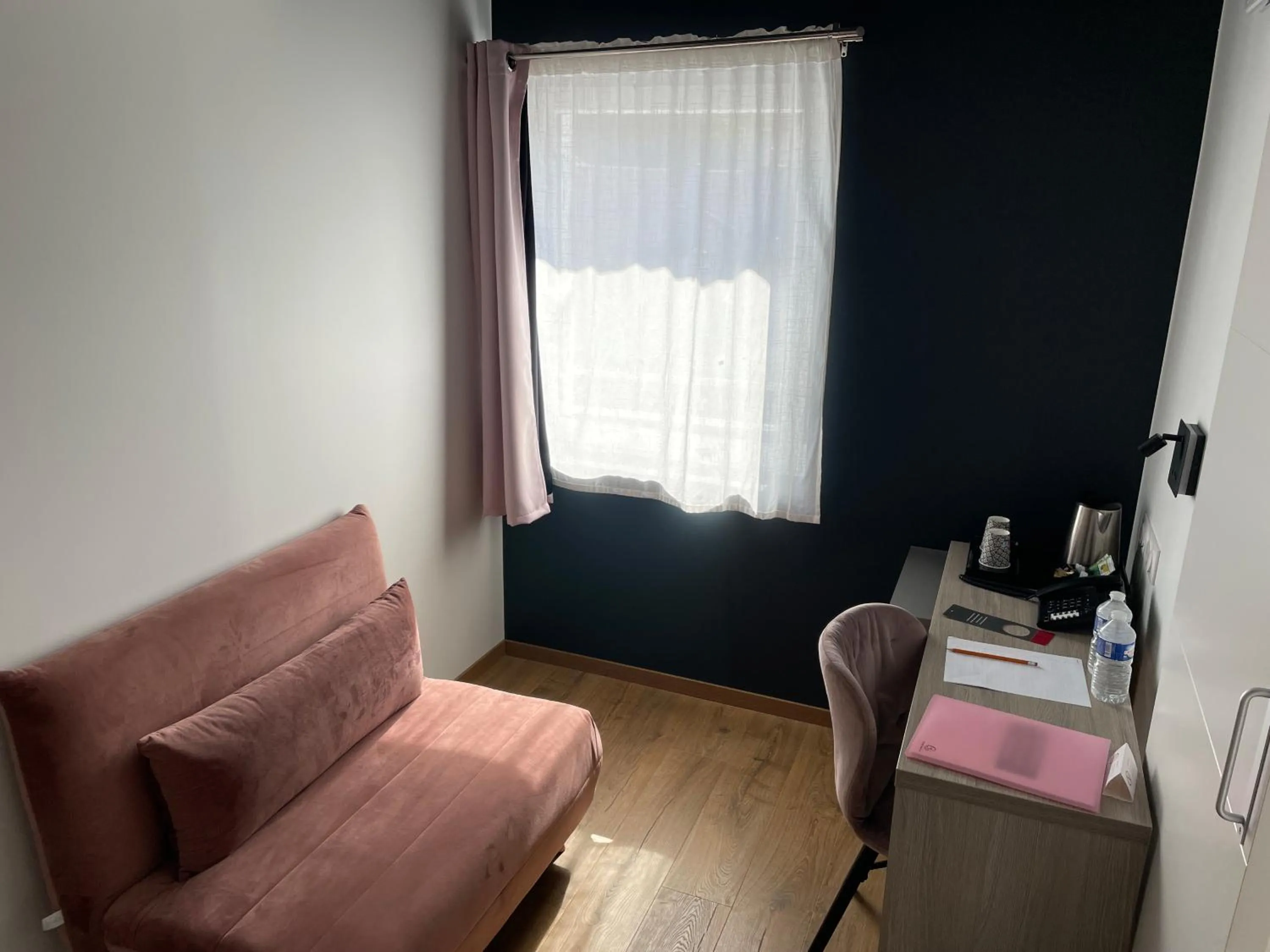 Coffee/tea facilities, Seating Area in Hôtel & Spa du Tremplin