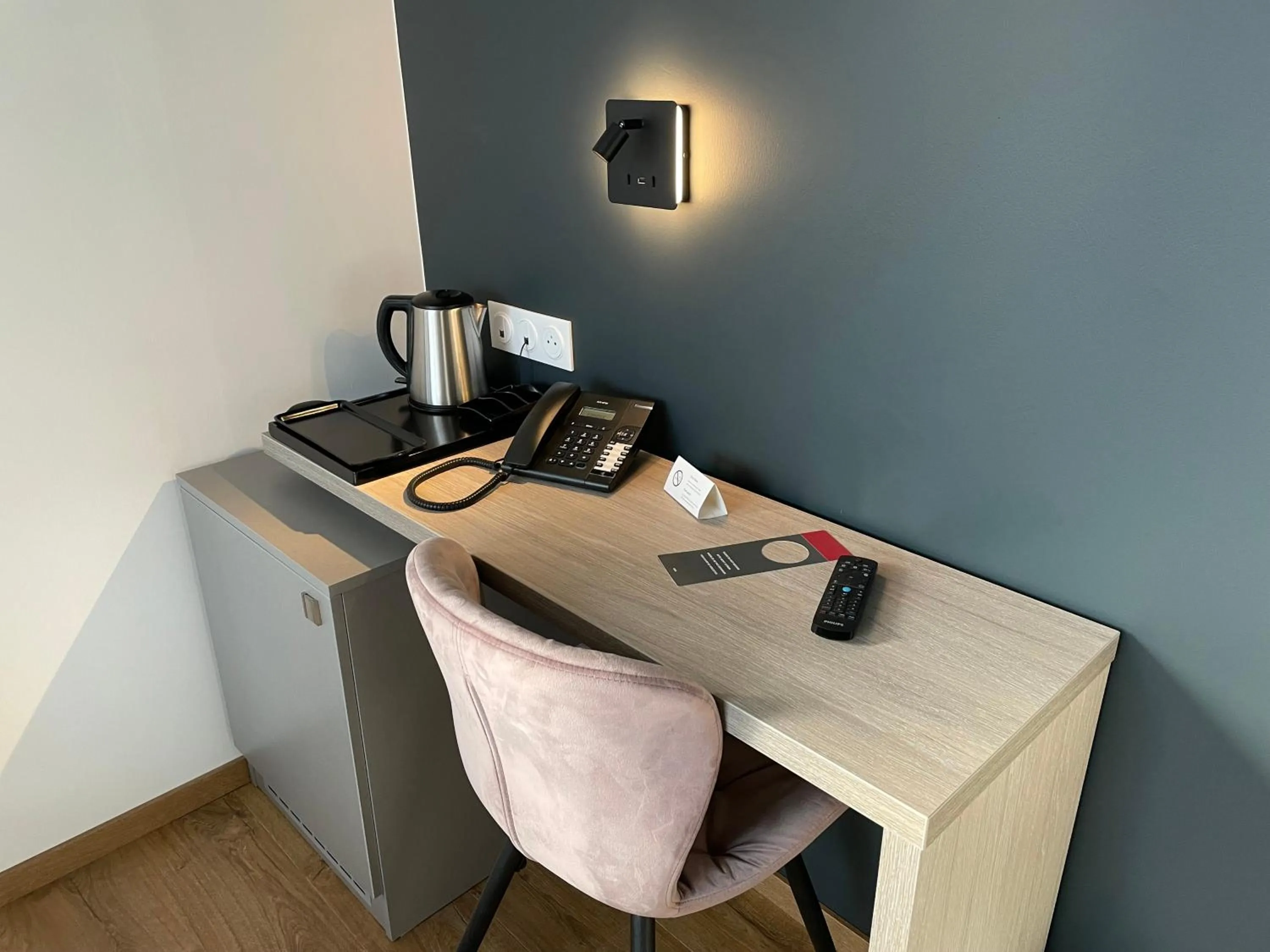 Seating area, Coffee/Tea Facilities in Hôtel & Spa du Tremplin