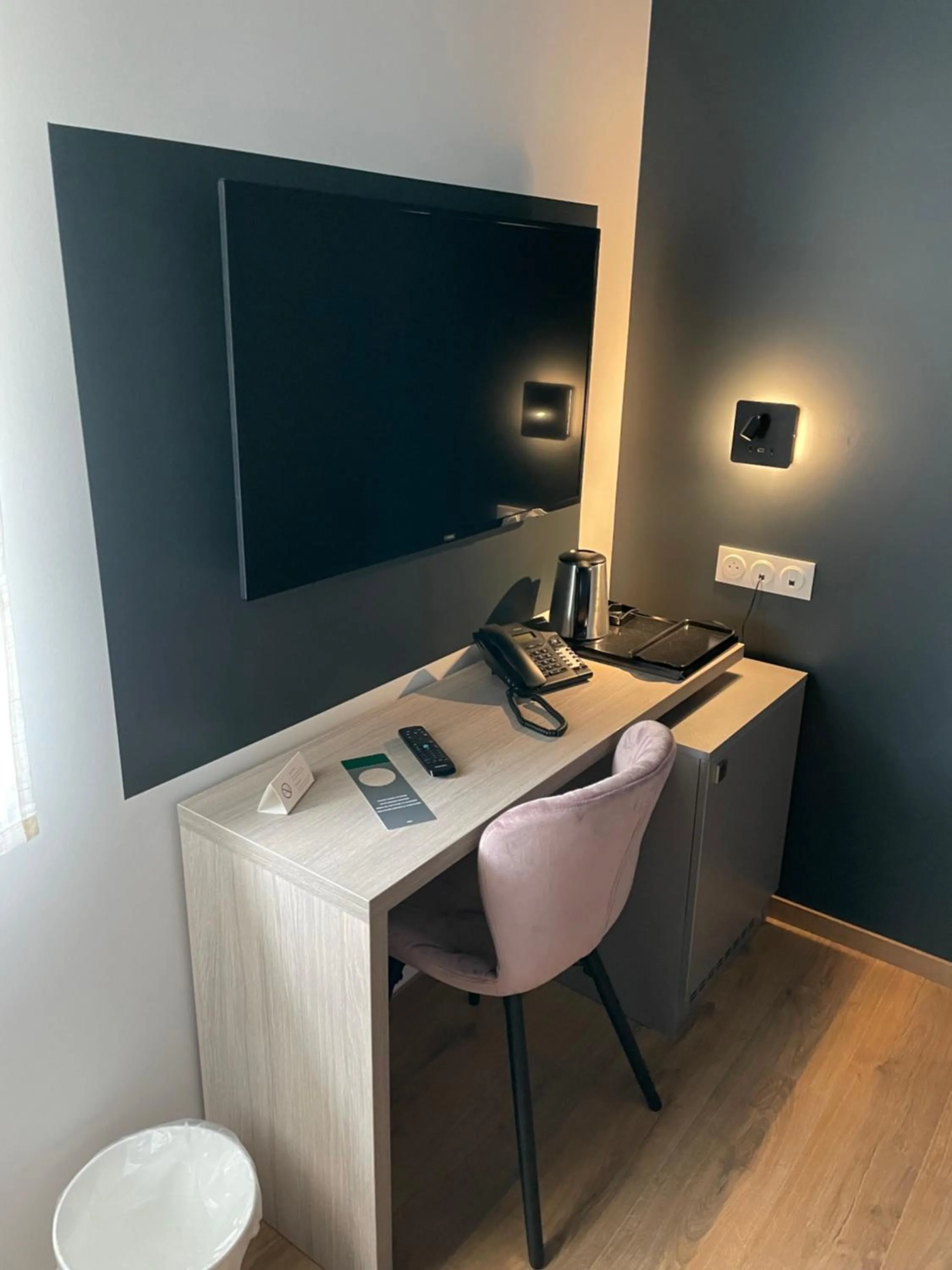 TV and multimedia, TV/Entertainment Center in Hôtel & Spa du Tremplin