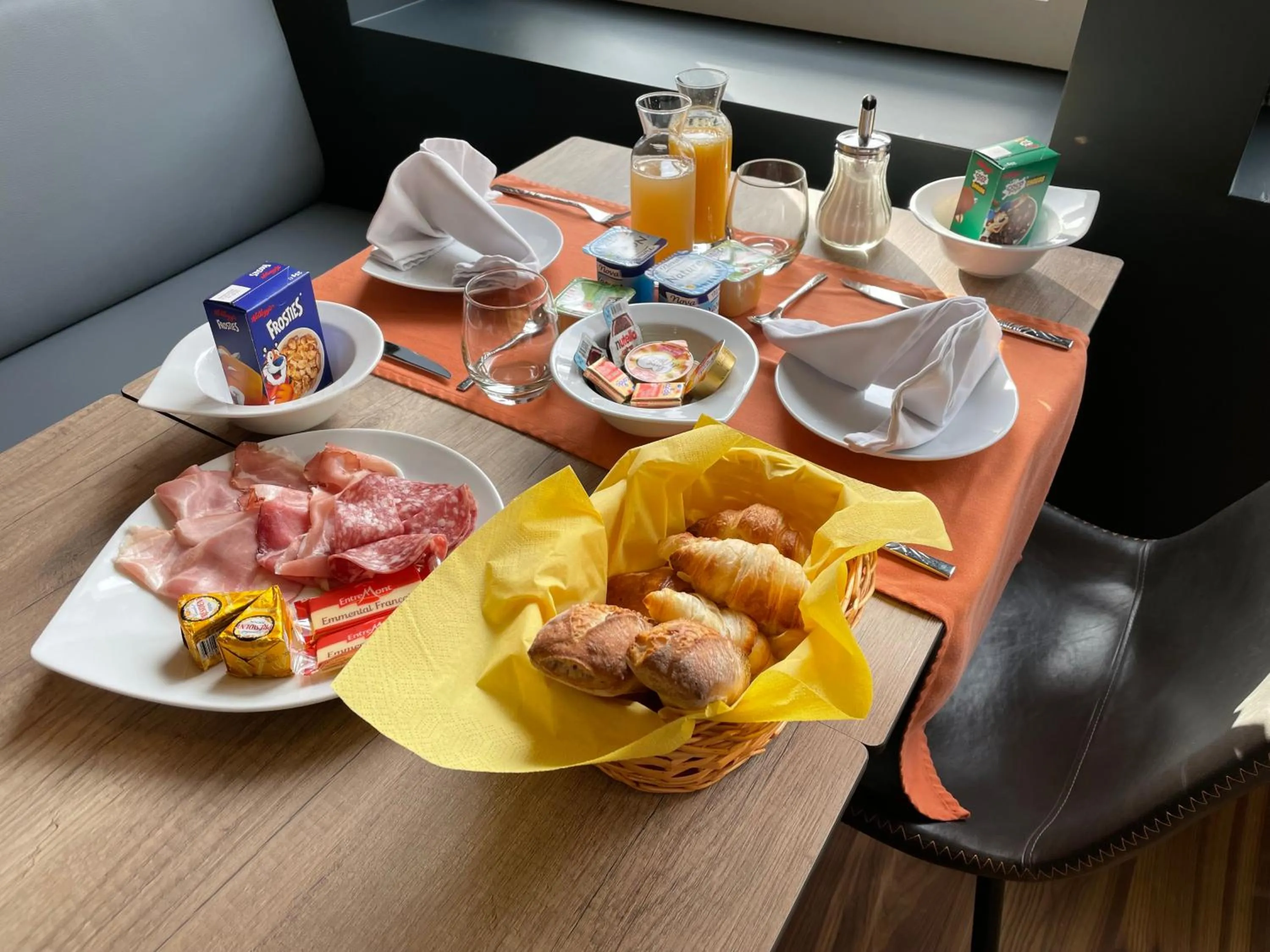 Breakfast in Hôtel & Spa du Tremplin