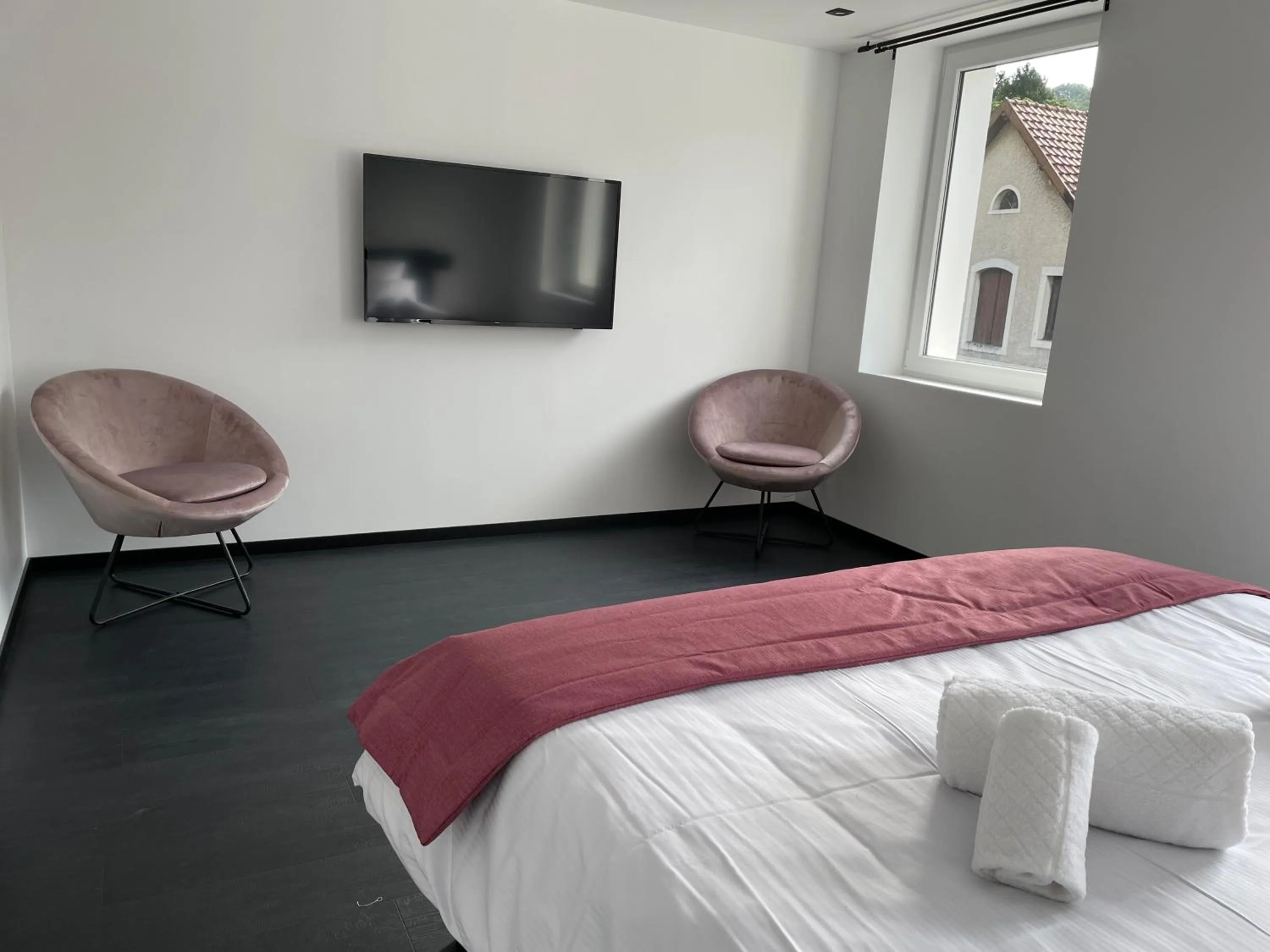 Bed, TV/Entertainment Center in Hôtel & Spa du Tremplin