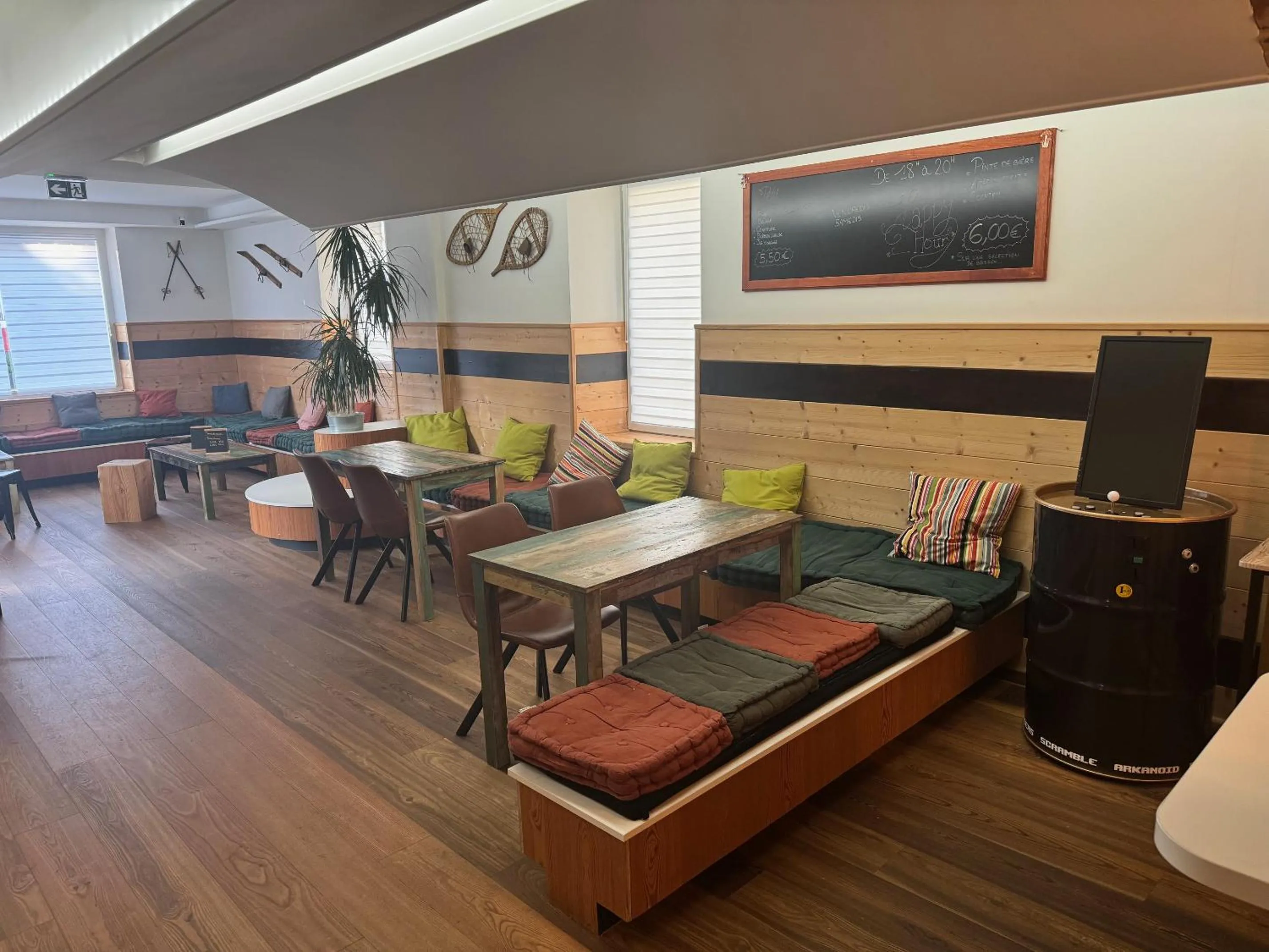 Lounge or bar, TV/Entertainment Center in Hôtel & Spa du Tremplin