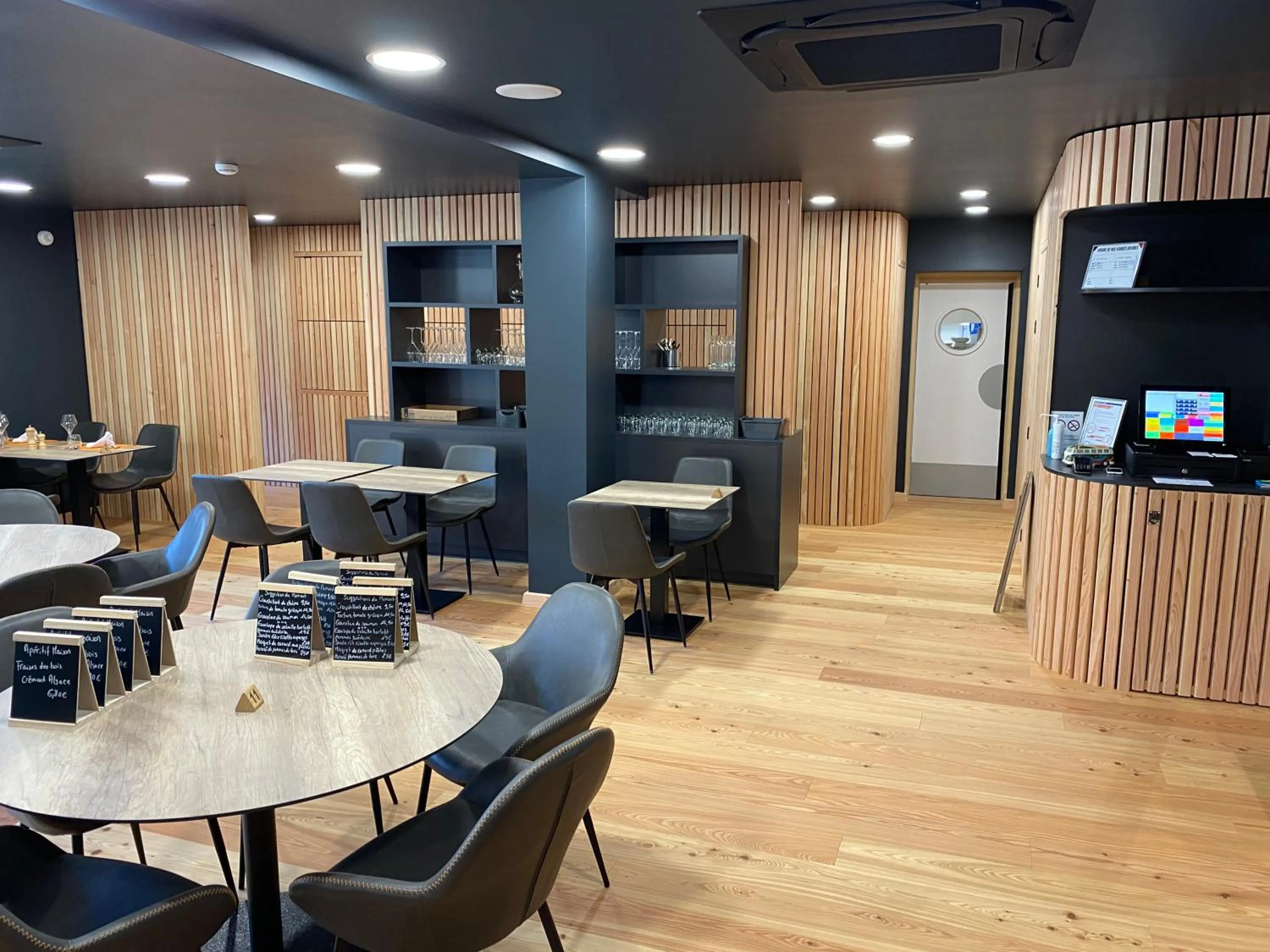 Restaurant/places to eat, Lounge/Bar in Hôtel & Spa du Tremplin