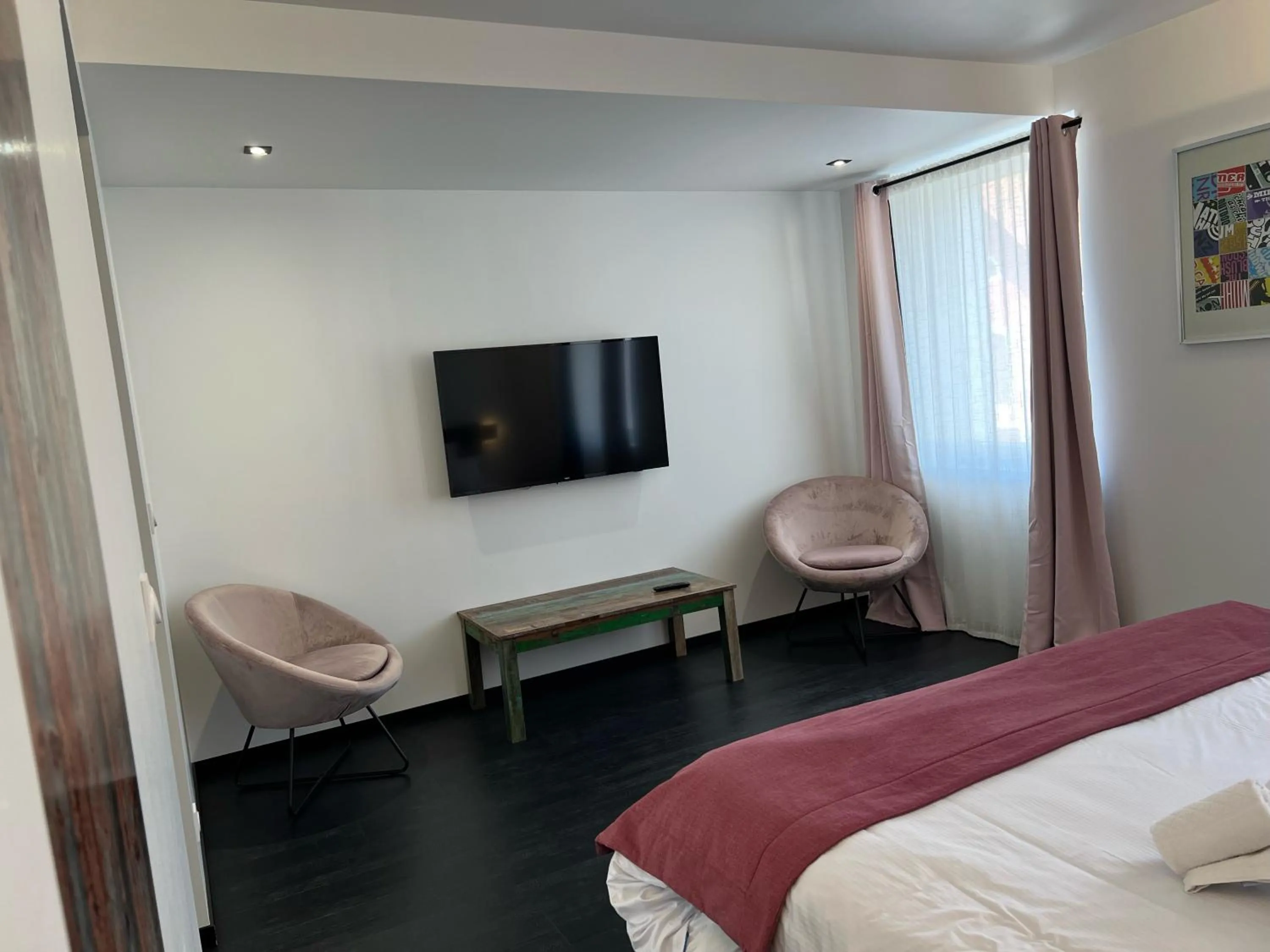 Bed, TV/Entertainment Center in Hôtel & Spa du Tremplin