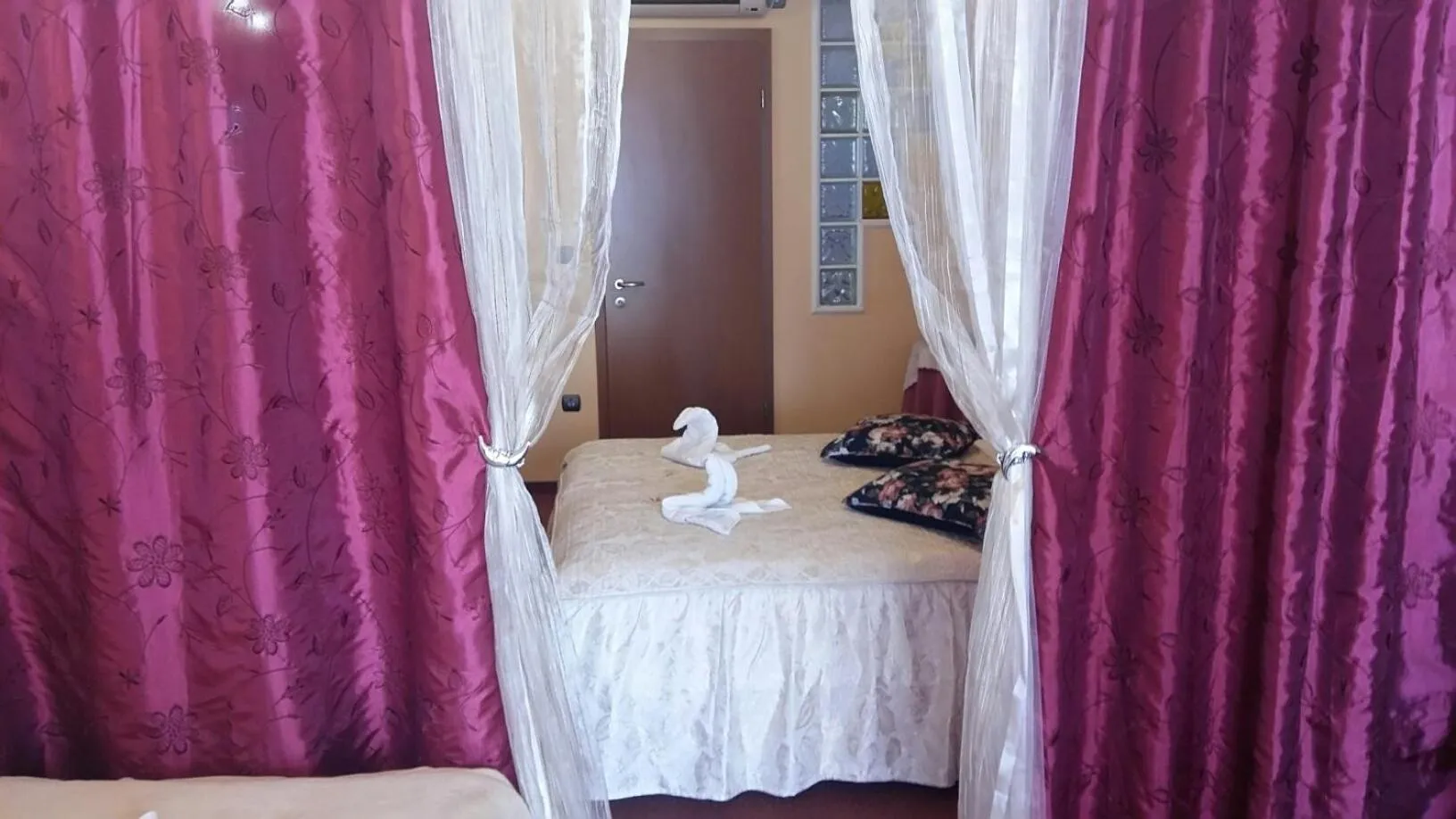 Bed in Hotel Isabell Győr