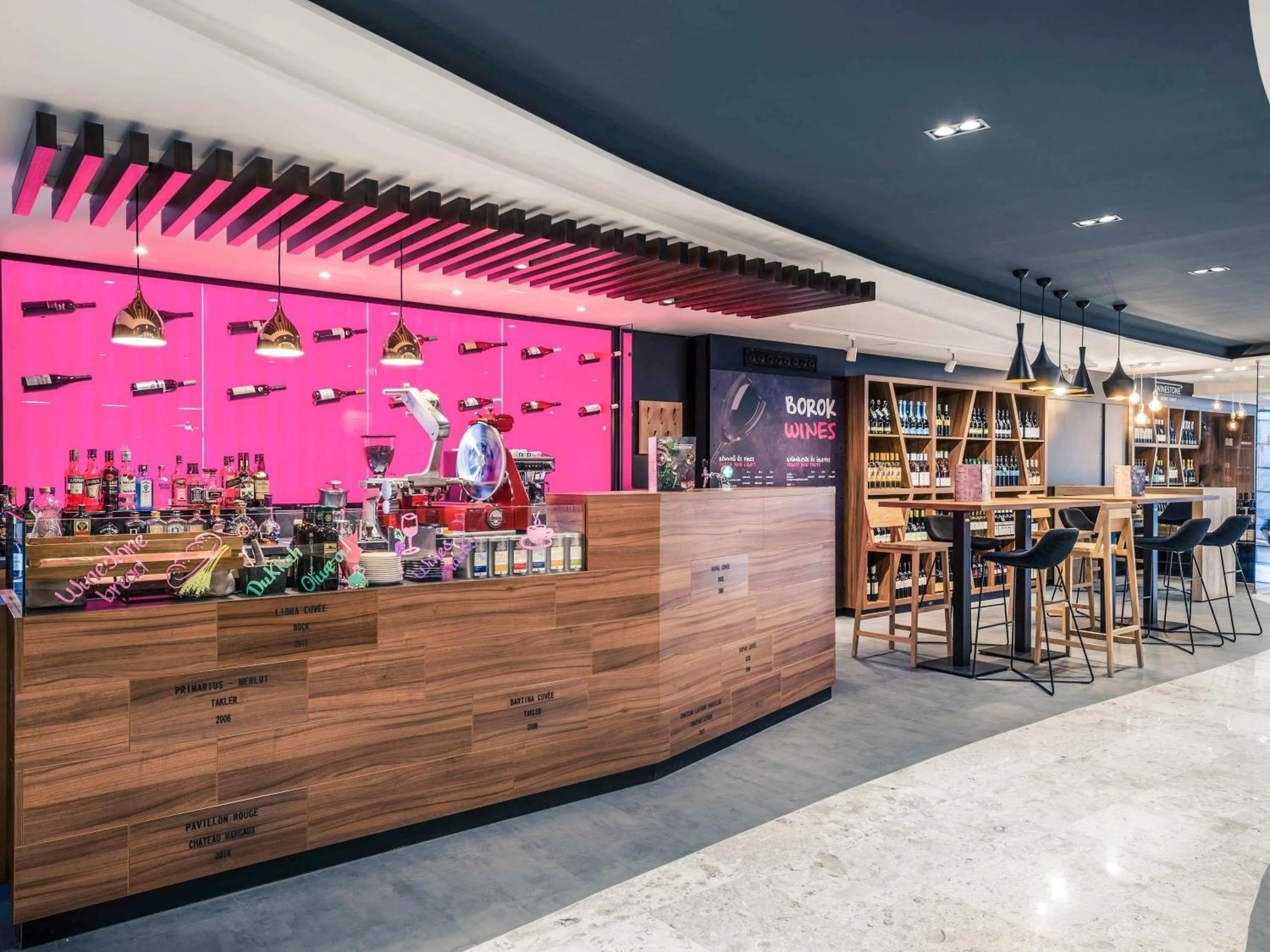 Lounge or bar in Mercure Budapest City Center