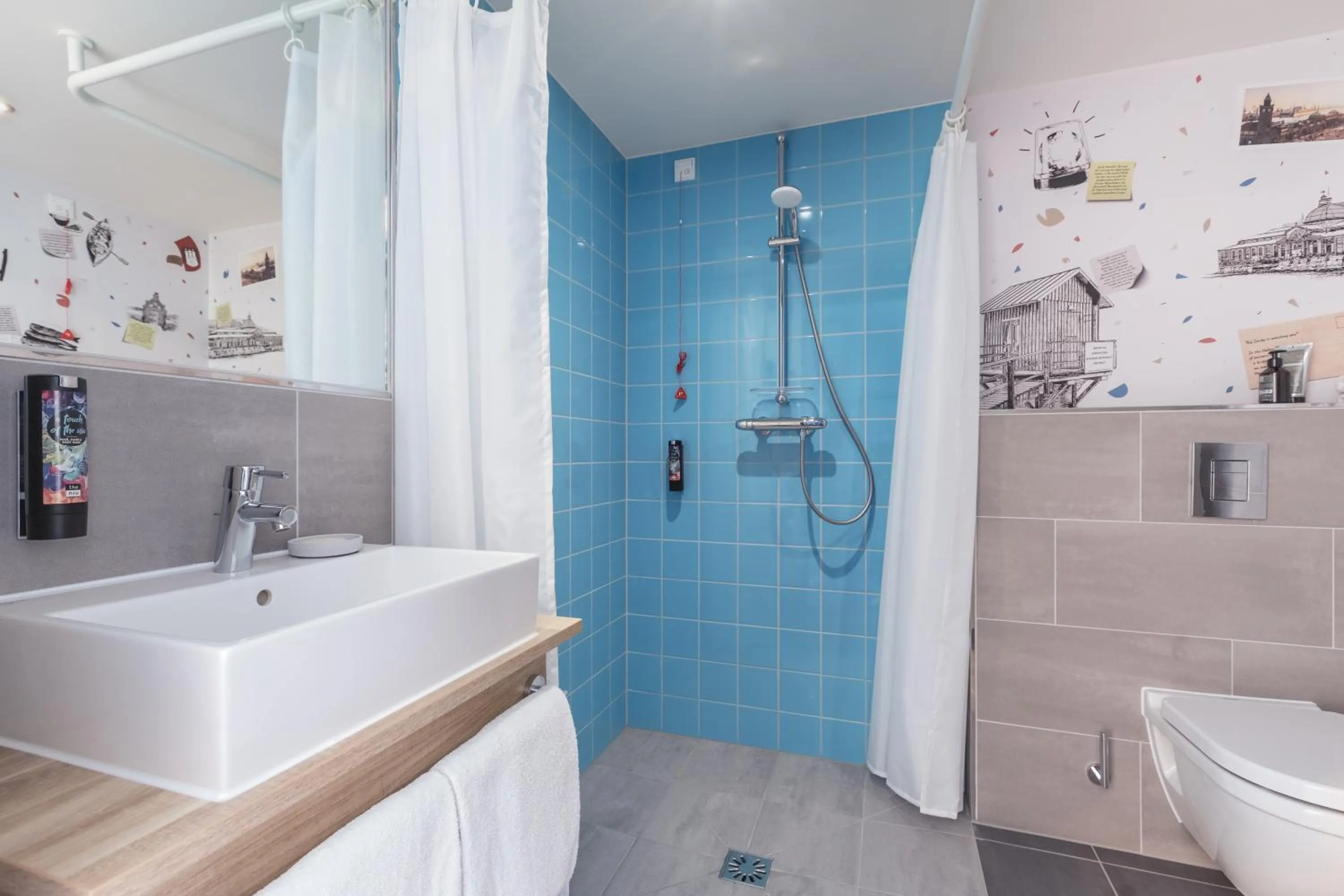 Shower in Holiday Inn - the niu, Yen Hamburg City by IHG