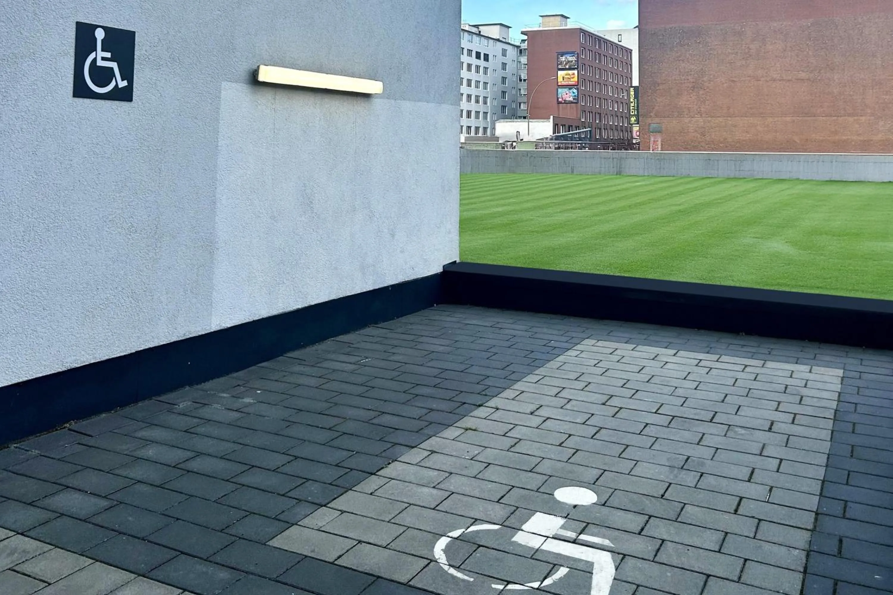 Lobby or reception in Holiday Inn - the niu, Yen Hamburg City by IHG