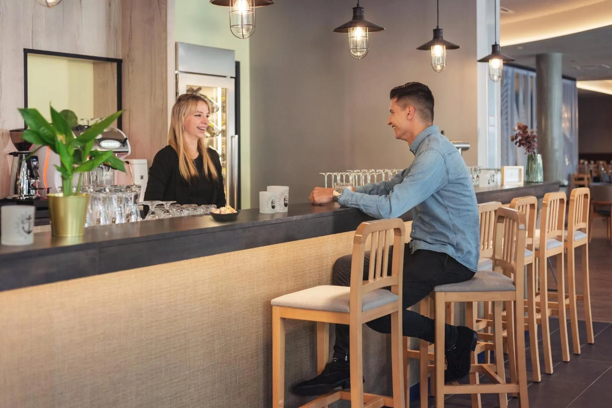 Lounge or bar in Holiday Inn - the niu, Yen Hamburg City by IHG