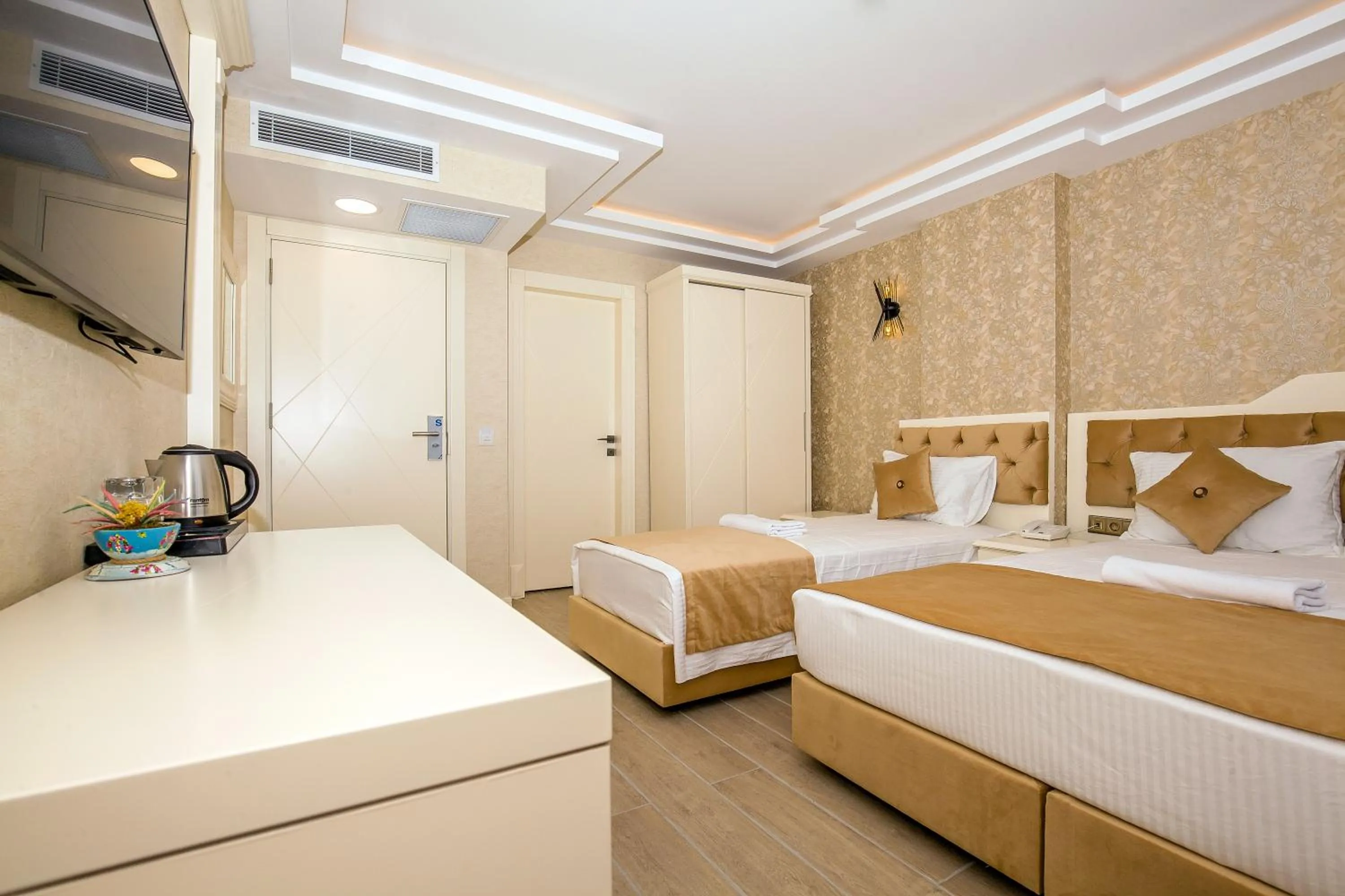 Photo of the whole room, Bed in The Lea Hotel