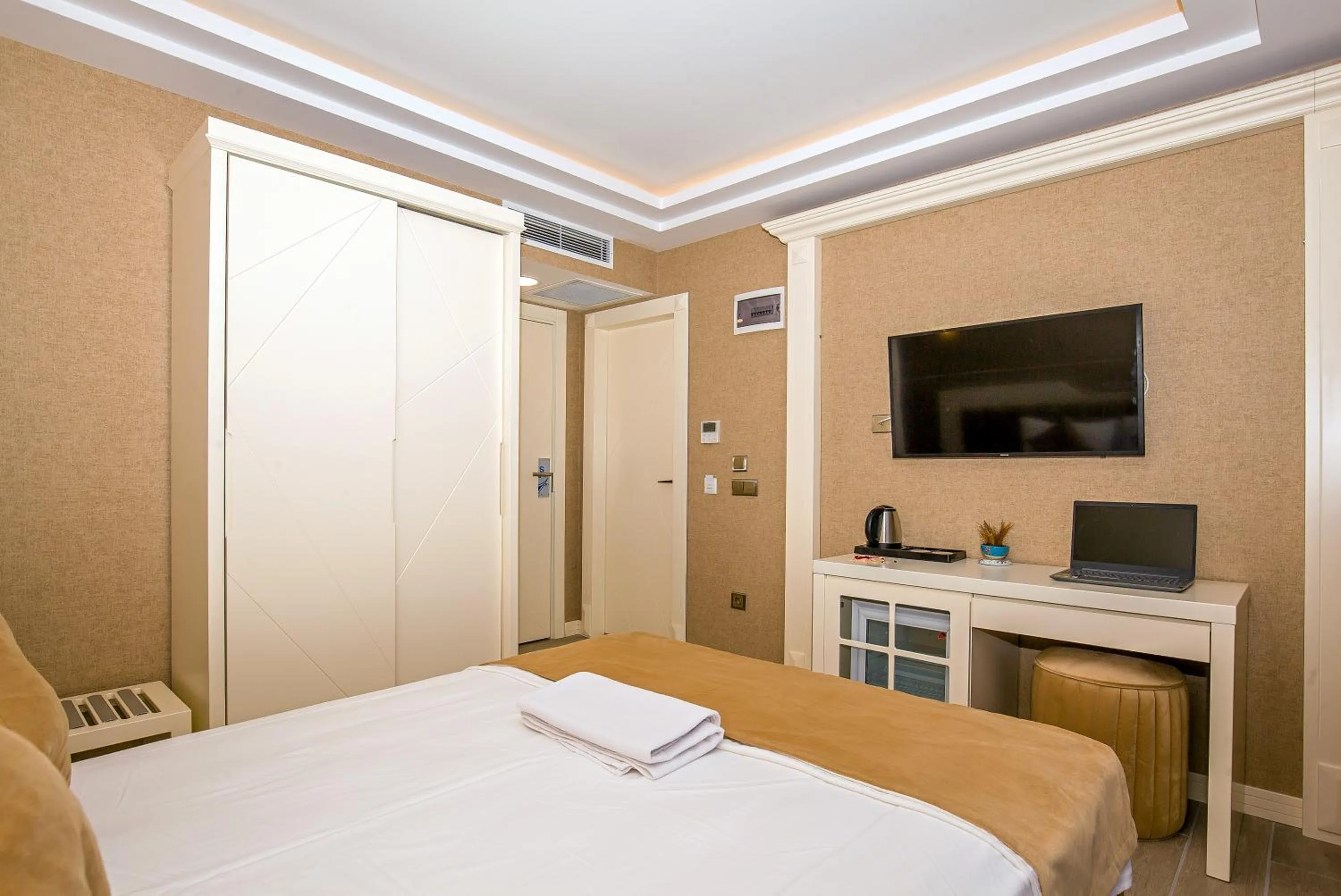 Photo of the whole room, Bed in The Lea Hotel