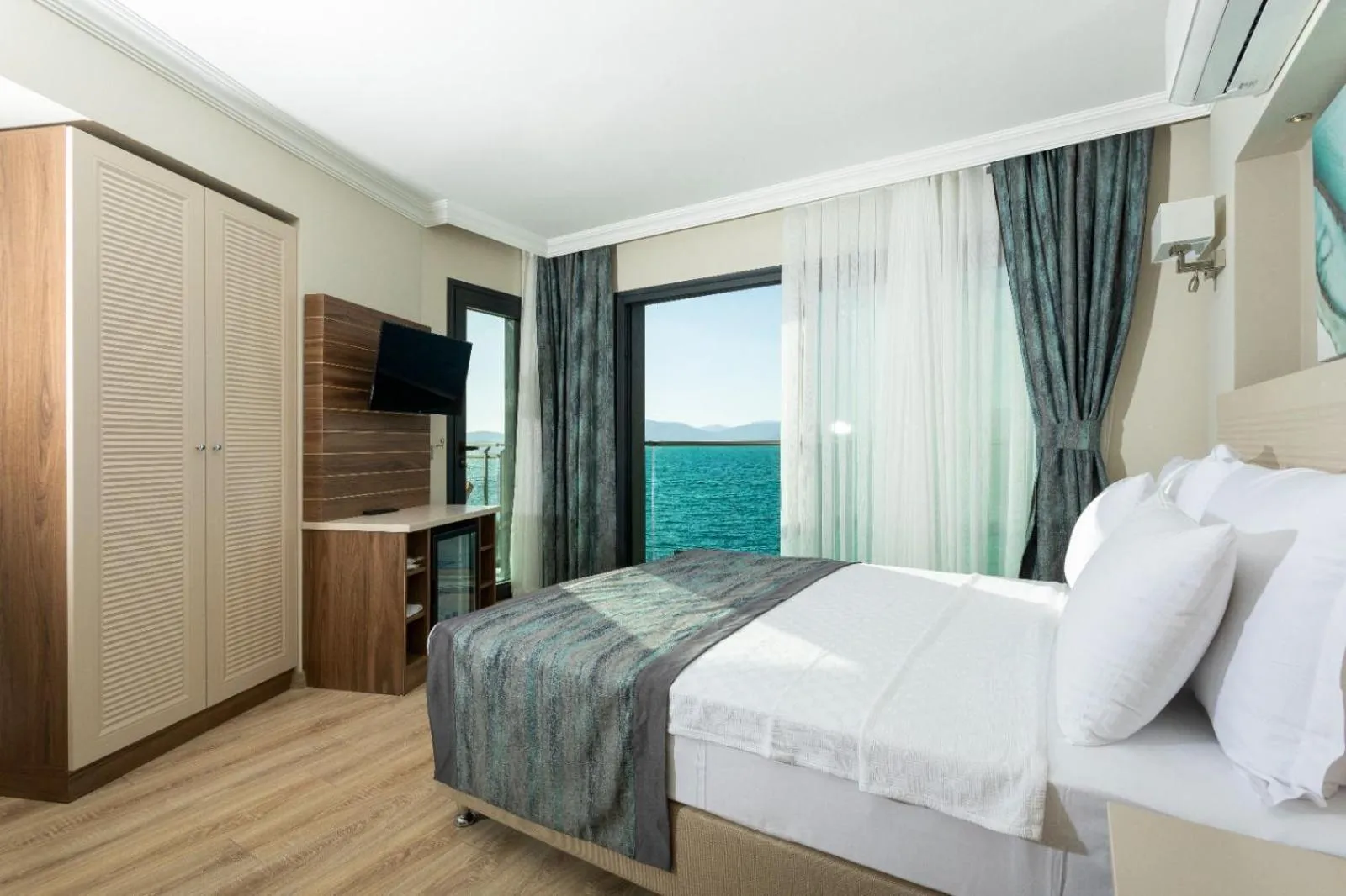 Photo of the whole room, Bed in Güllük Yalı Boutique Otel