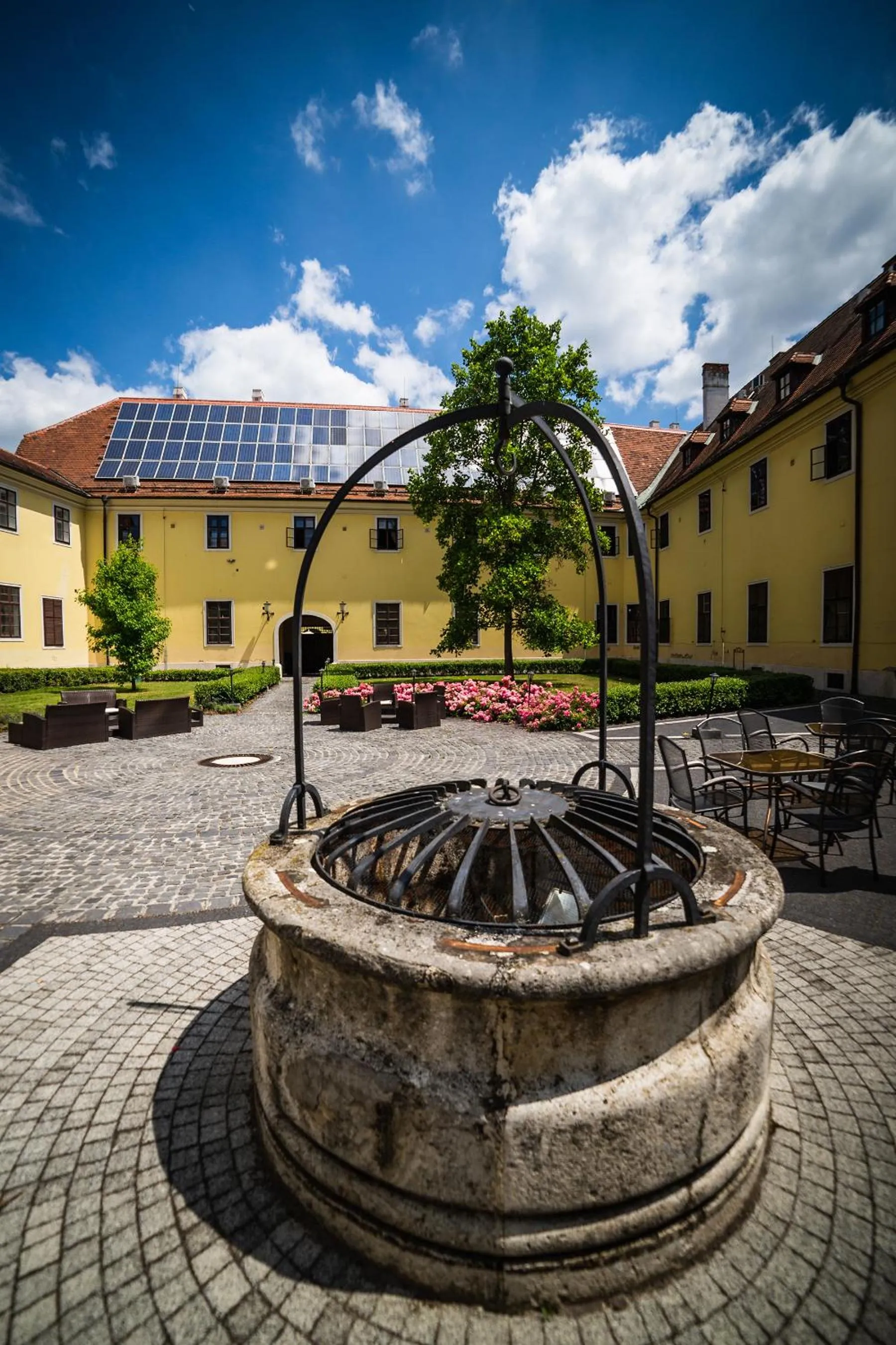 Inner courtyard view in Hotel Klastrom