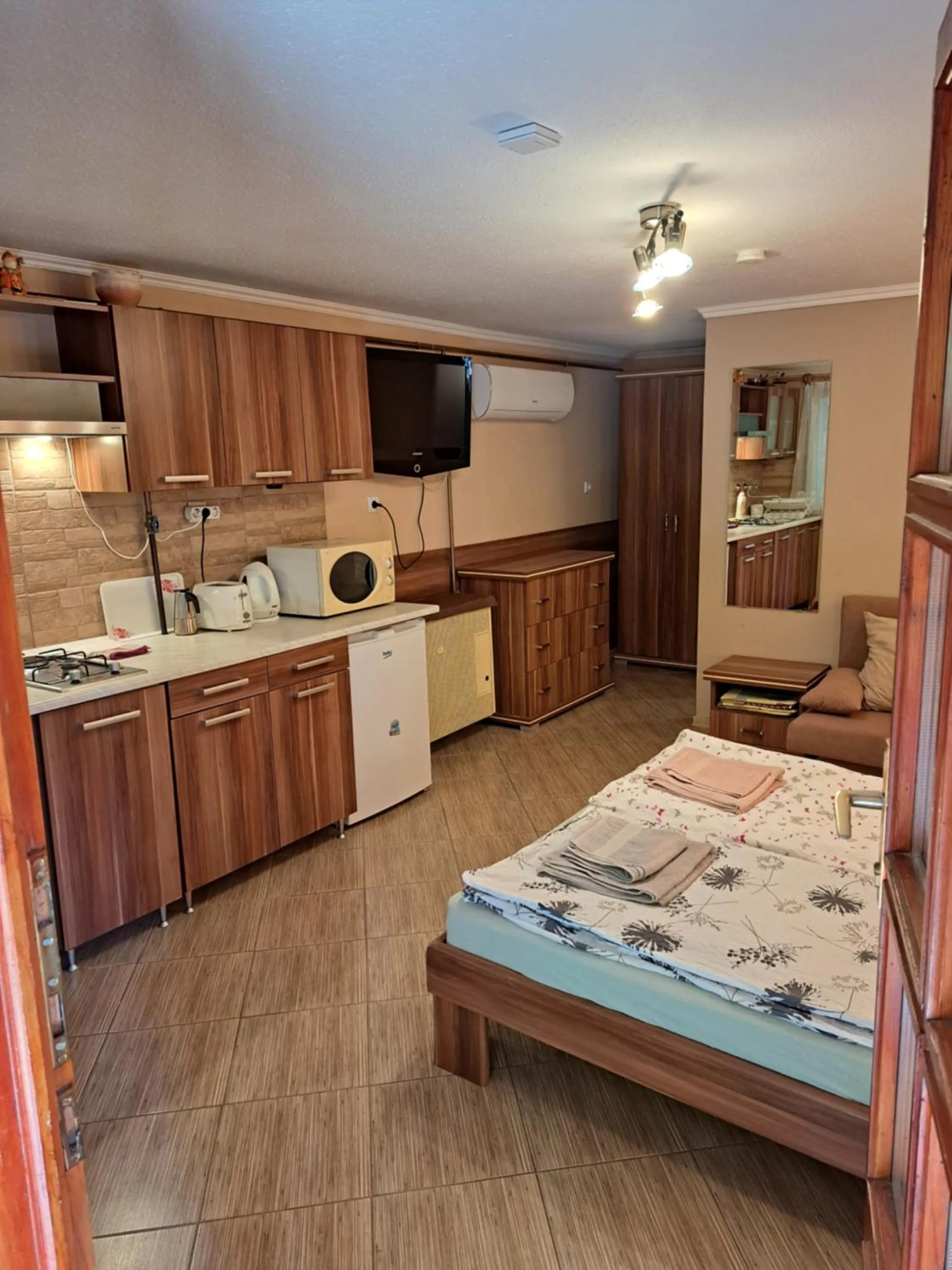 Kitchen or kitchenette, Bed in Pink Tulip Apartment House