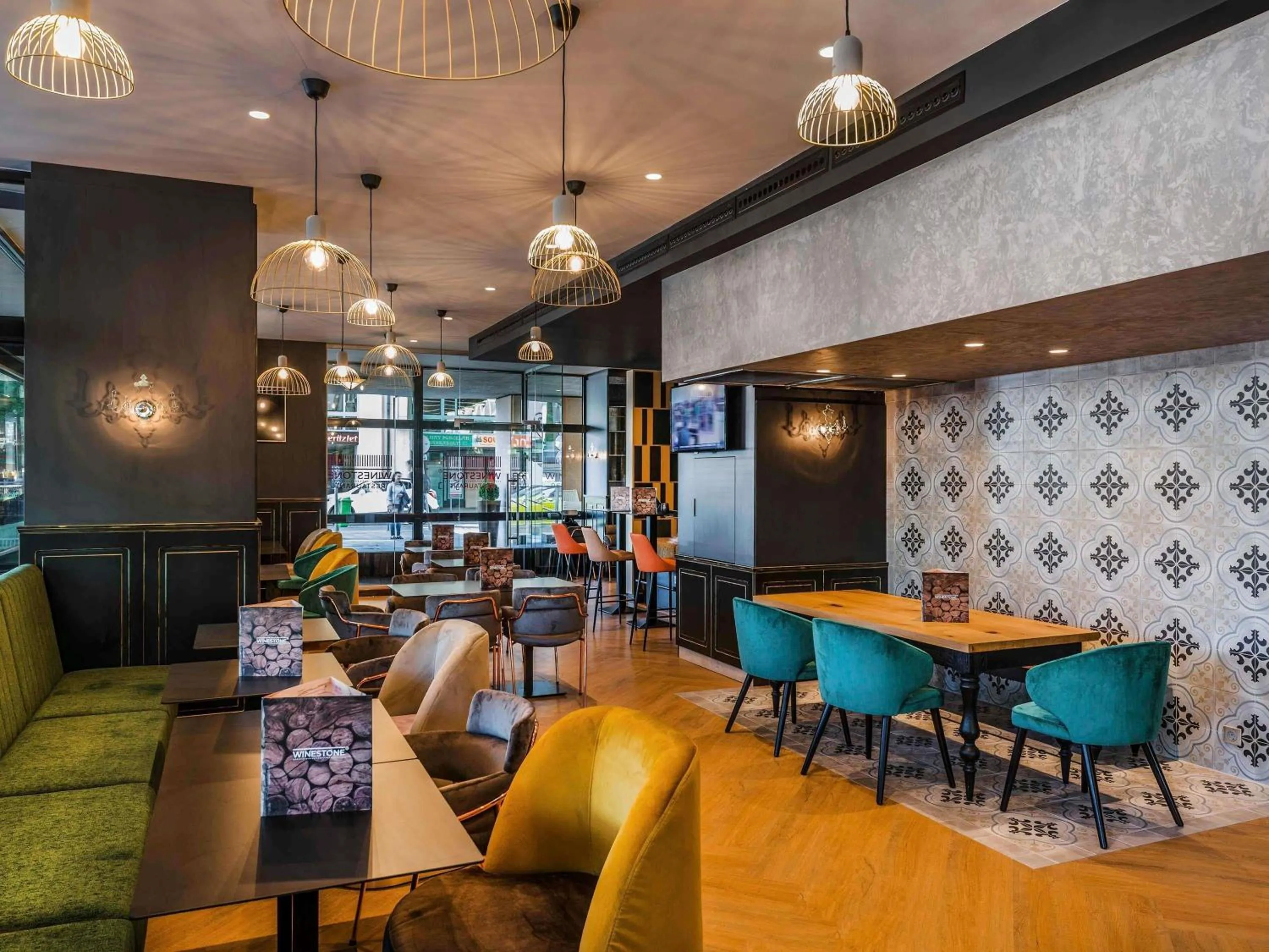 Lounge or bar in Mercure Budapest Korona