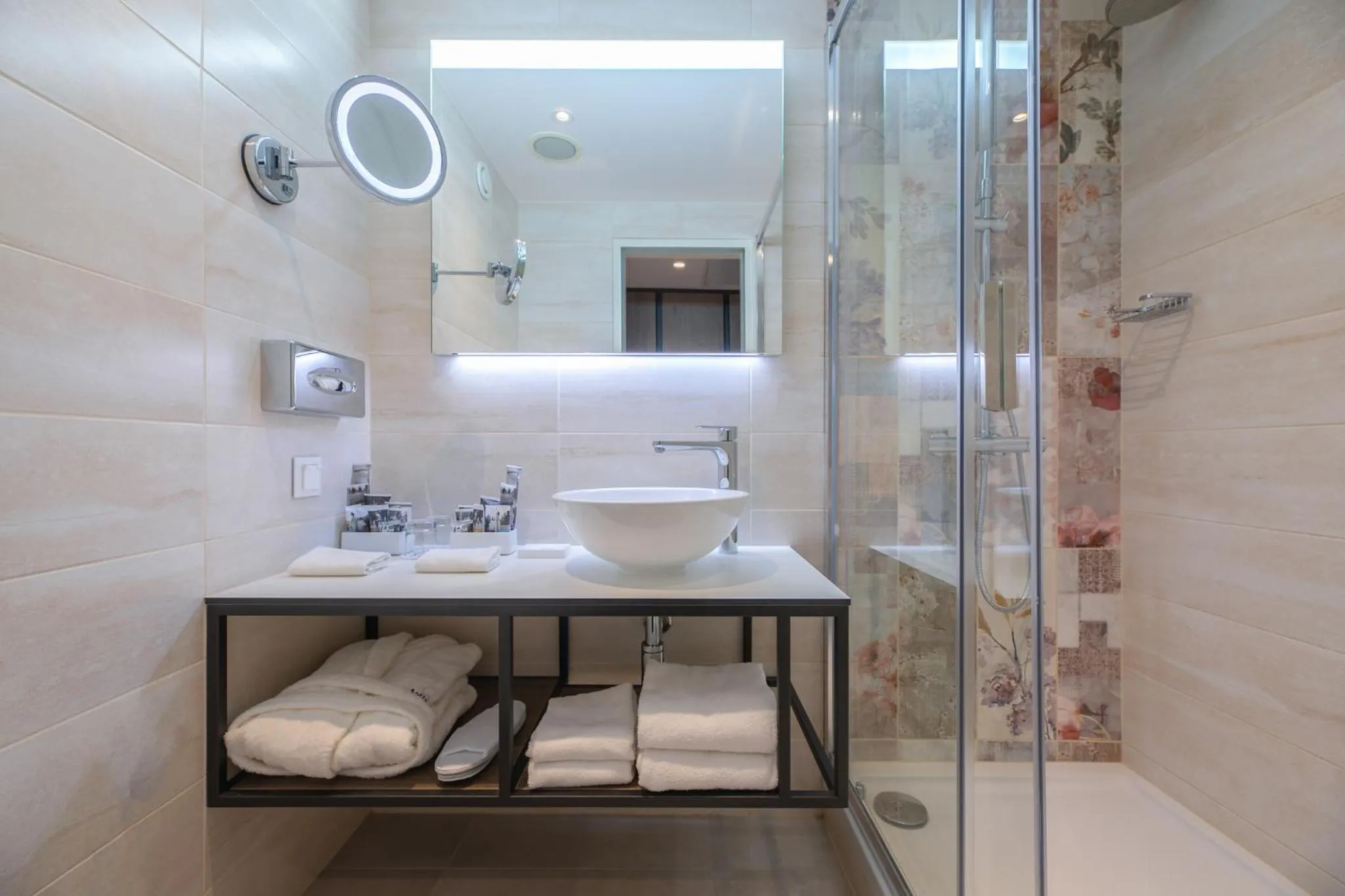 Shower in Mercure Budapest Korona