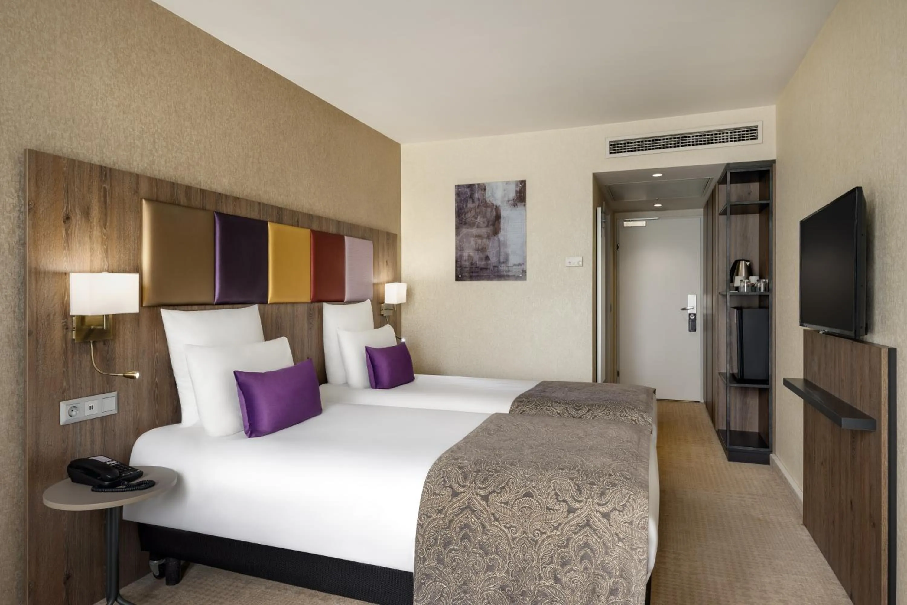 Bed in Mercure Budapest Korona