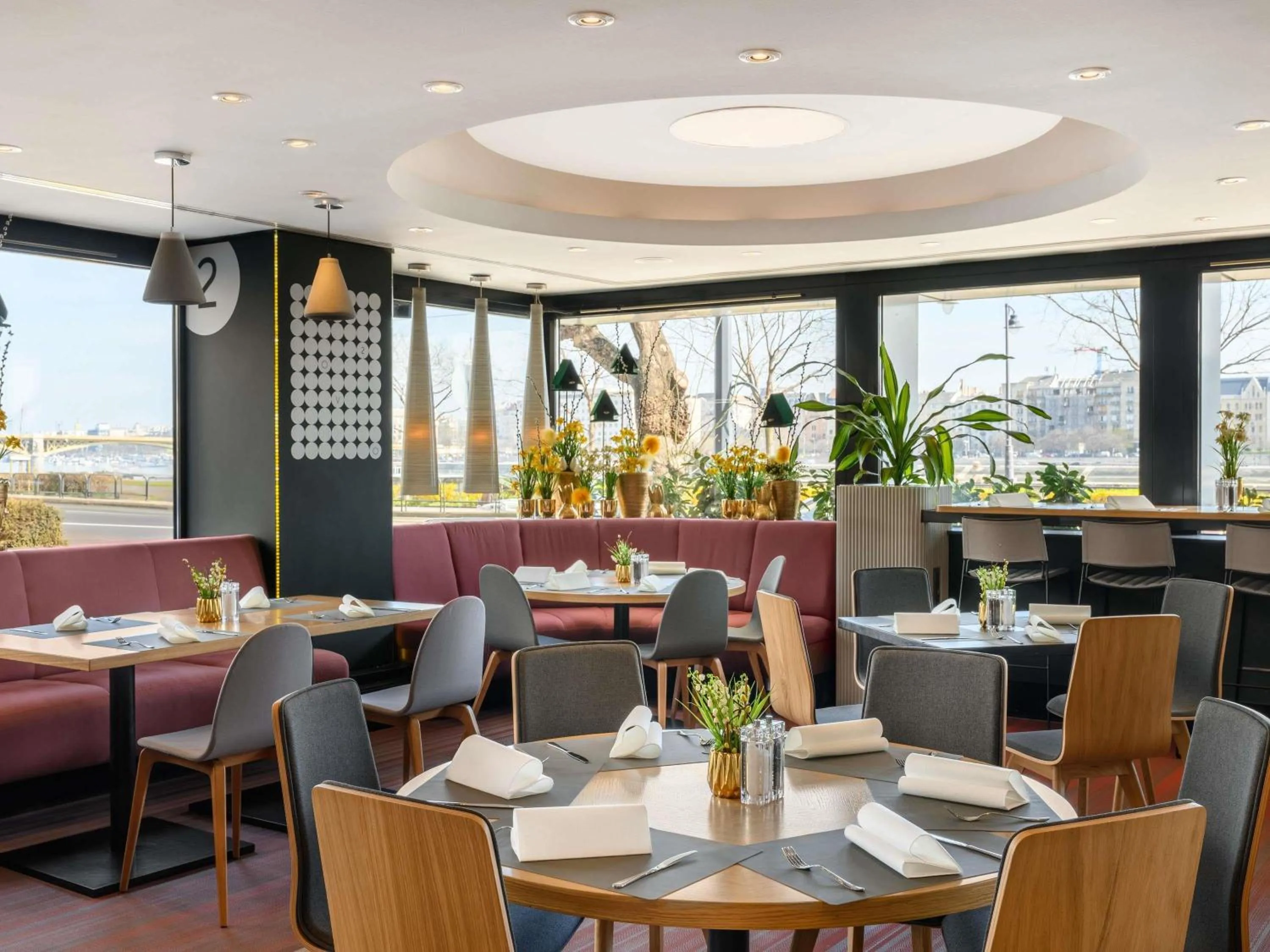 Restaurant/places to eat in Novotel Budapest Danube