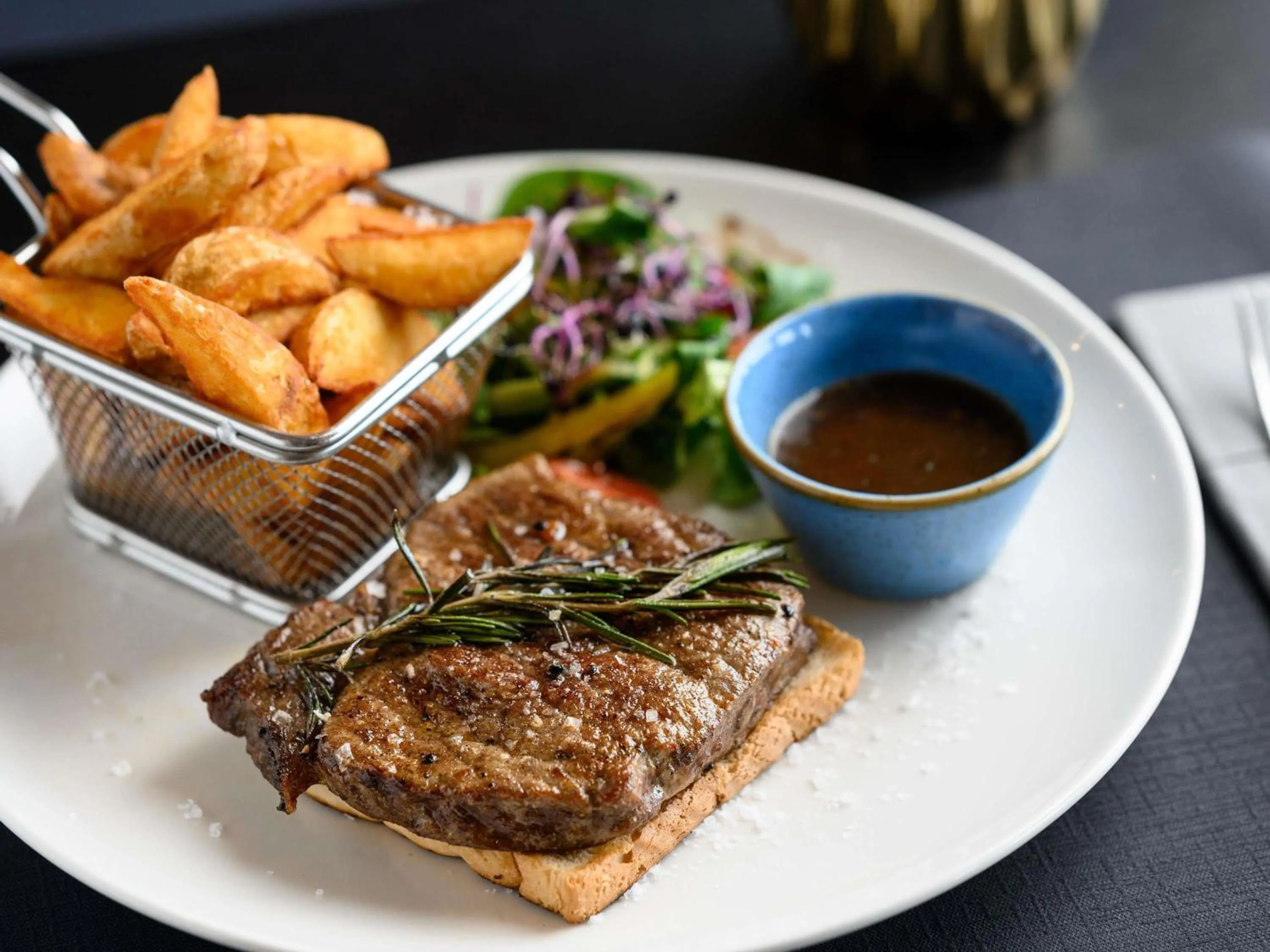 Restaurant/places to eat in Novotel Budapest Danube