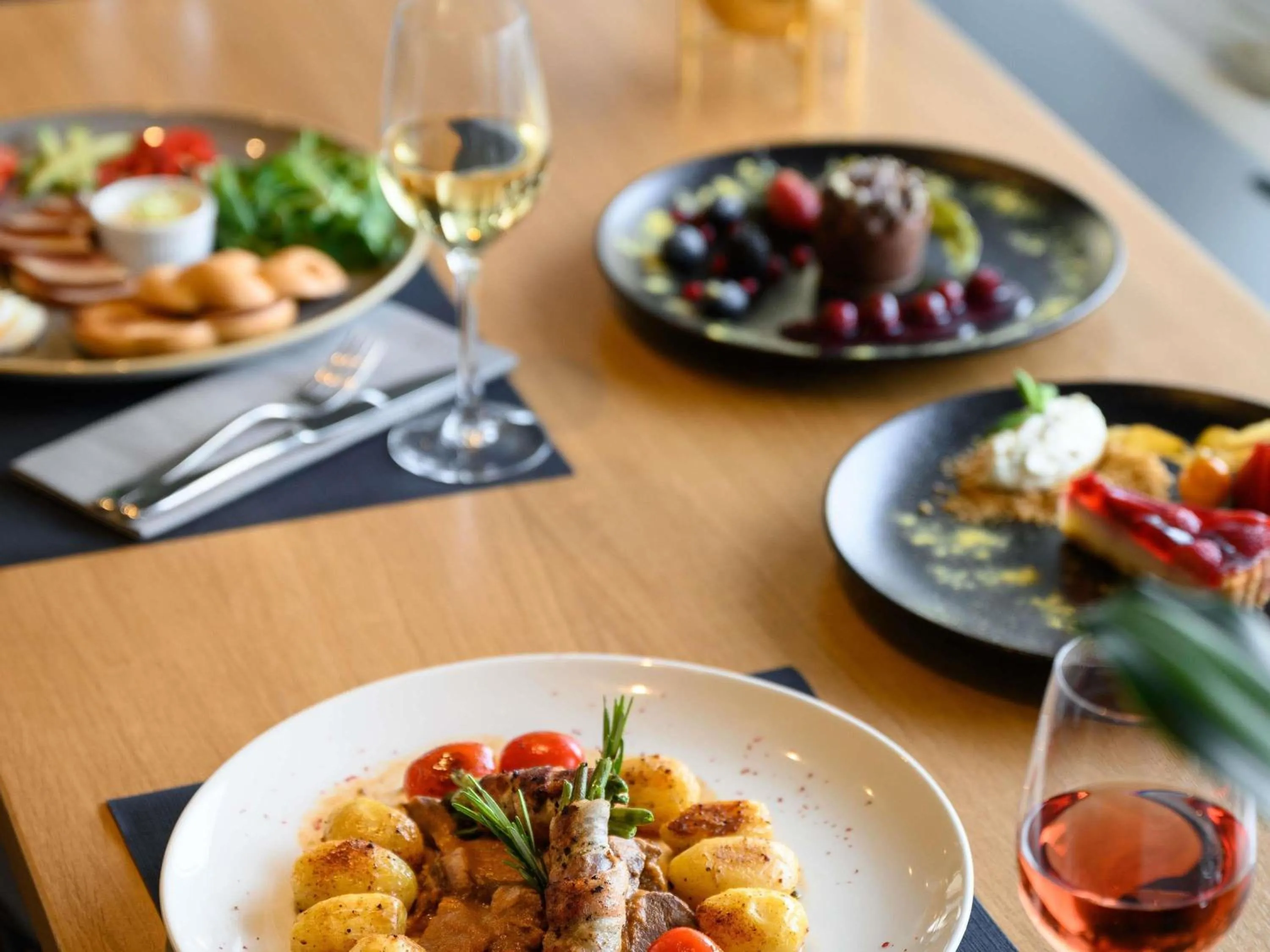 Restaurant/places to eat in Novotel Budapest Danube