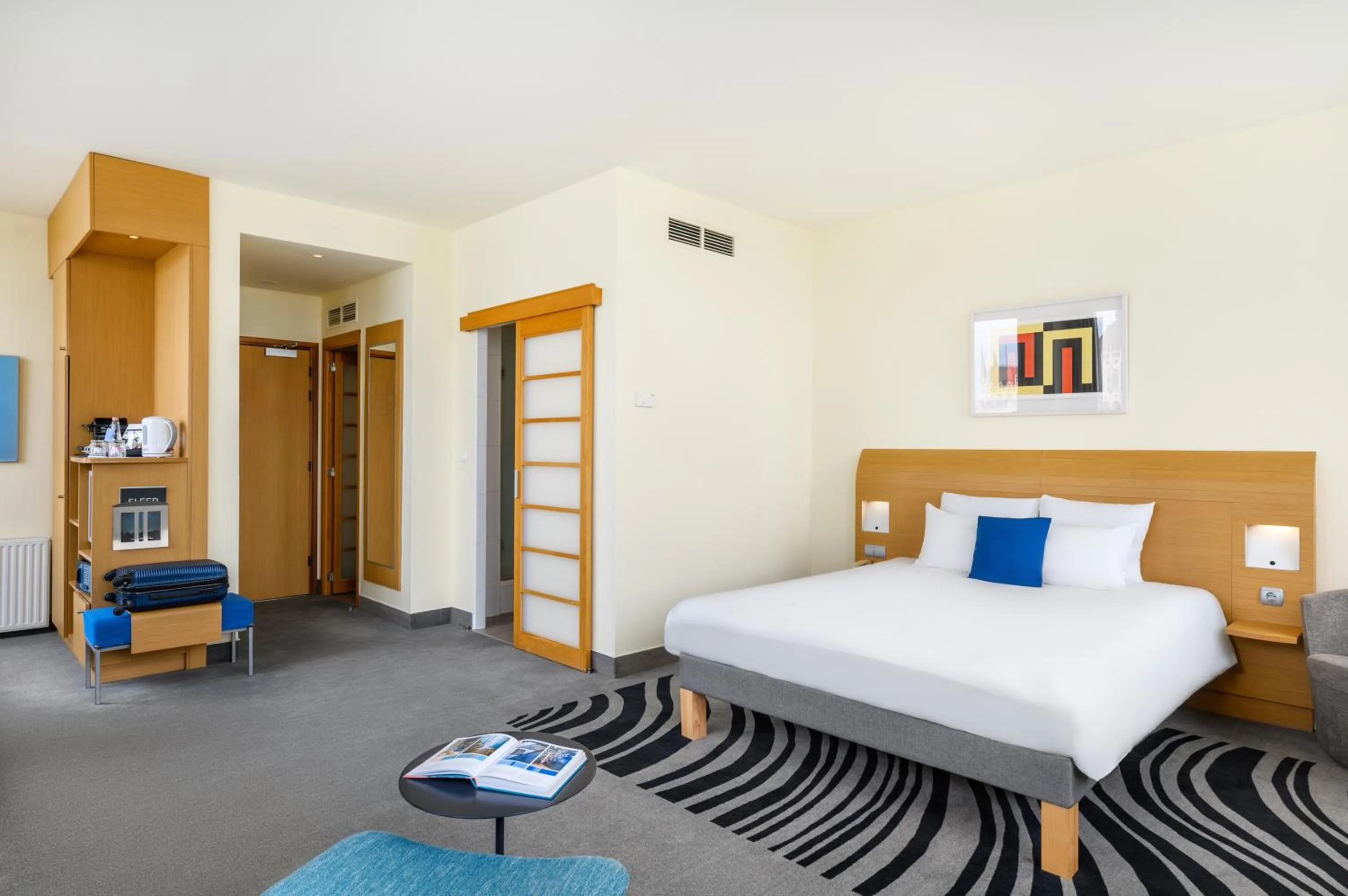 Property building, Bed in Novotel Budapest Danube