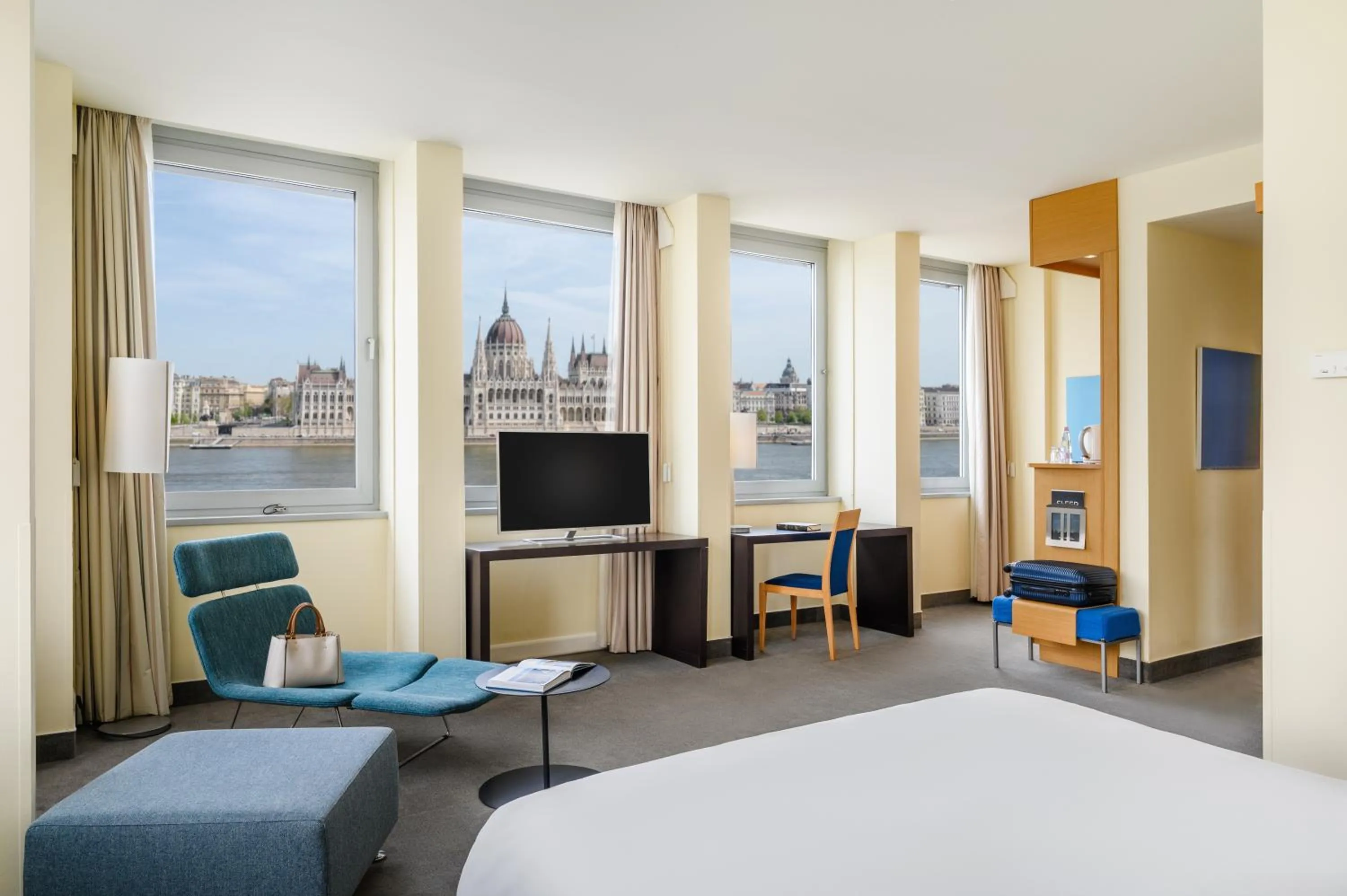 View (from property/room), Bed in Novotel Budapest Danube